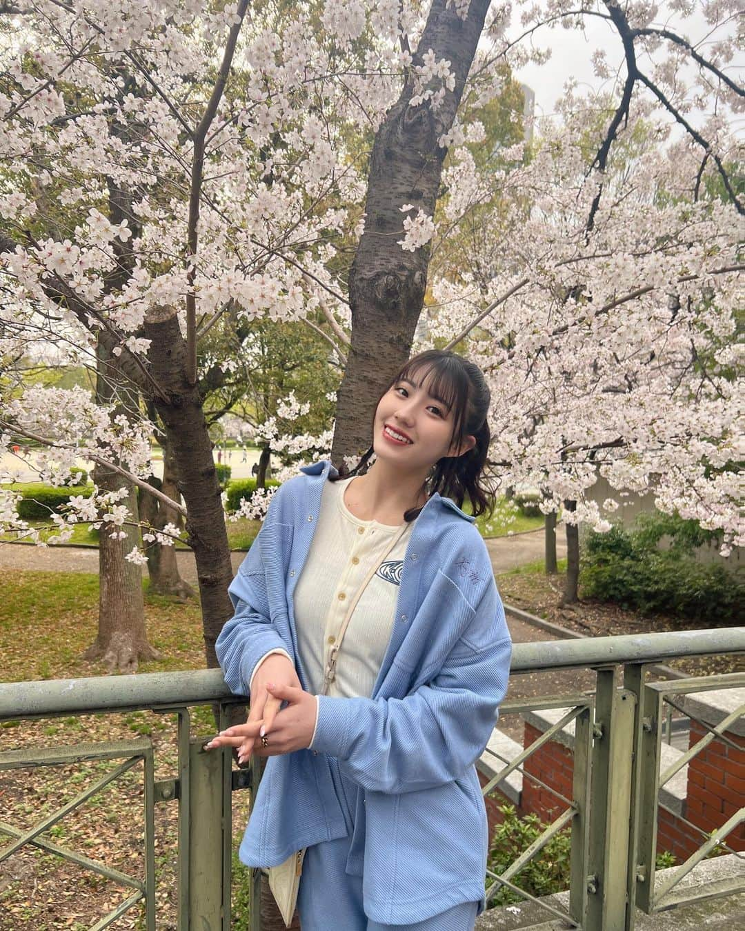 仲本愛美さんのインスタグラム写真 - (仲本愛美Instagram)「散ってしまうのが寂しい🌸🌸🌸🌸🌸🌸  トップス　@xgirljp  セットアップ @xgirljp」4月3日 19時01分 - manamana_kimono