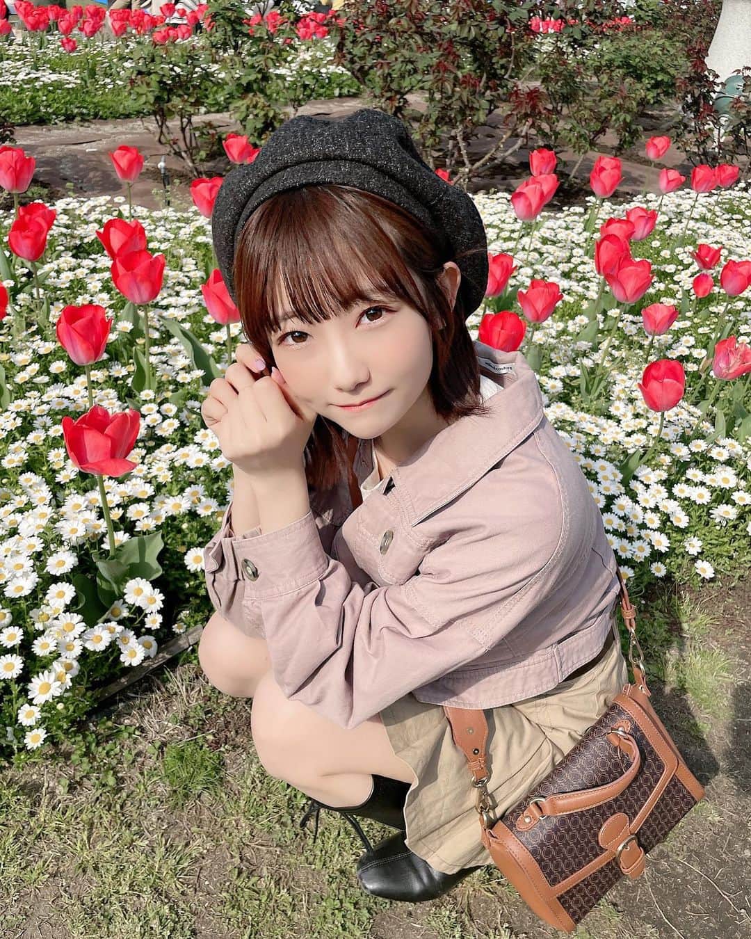 夏川愛実のインスタグラム：「⁡ ⁡ ⁡ チューリップも綺麗でした🌷 ⁡ #お花見#鶴舞公園#チューリップ畑#公園#お花見コーデ #ピンクコーデ#ベレー帽#niceclaup #ボブ#ボブアレンジ#ショートヘア#ヘアカラー#暖色カラー #ヘアアレンジ#外ハネアレンジ#外ハネ#春コーデ #148cm#f4f#いいね返し#l4l#フォロバ ⁡ ⁡ ⁡ ⁡」