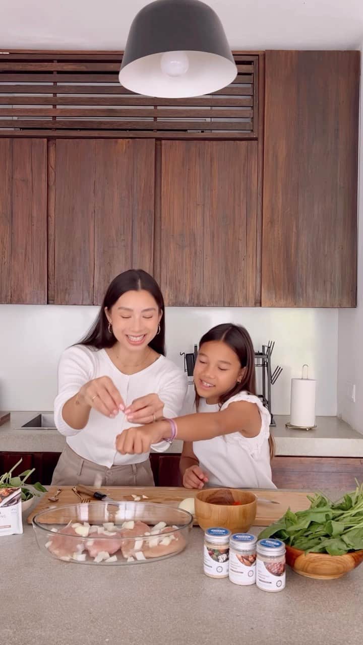 Jennifer Bachdimのインスタグラム：「It’s Cooking Time with Mama Jen and Kiyomi featuring Pura today! . .  When it comes to choosing food products for my family, it is important to be smart and informed. Don’t be swayed by claims of “healthy” or “natural” if the ingredients are not truly natural. Always double check the ingredients!  For a truly natural and delicious option, look no further than PURA Kaldu. Made with  Ayam Kampung asli, Sapi asli, and Vegan Mushrooms asli. Not only is Pura Kaldu natural, it is also easy to use in a variety of recipes. With no added sugar or MSG, it is a healthy and delicious addition to any meal.  And with sachet sizes available, Pura Kaldu is an affordable choice for any budget. Make the smart choice for your family and choose Pura Kaldu today. @puraindonesia   Everything you need for the One Pot Rice Recipe: • rice  • 500gr chicken  • onion and garlic  • tomatoes  • spinach  • basil  #PuraEnakTanpaGulaMSG #healthyrecipes #cookingwithMamaJen」