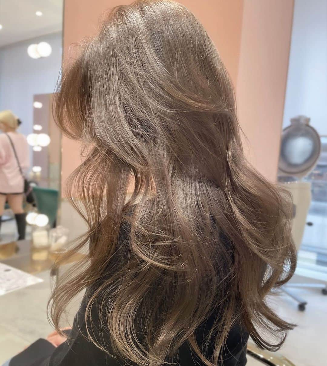 原涼香のインスタグラム：「𝙣𝙪𝙙𝙚 𝙗𝙚𝙞𝙜𝙚 🤎 いまやりたい明るめカラー💖 ブリーチなしです✔︎✨ menu... ●カット ●プレミアムケアカラー(暗めの方はWケアカラー) ●バイカルテトリートメント ㅤㅤㅤㅤㅤㅤㅤㅤㅤㅤㅤㅤㅤ 春hair是非お任せください🤍 ㅤㅤㅤㅤㅤㅤㅤㅤㅤㅤㅤㅤㅤ  #SHIMA #韓国ヘア#韓国スタイル#海外ヘア#レイヤーカット#ワンホンヘア#ワンホン#ブリーチカラー#網紅#初カラー#ハイトーン#暗髪#ベージュカラー#ラベンダーカラー#グレージュ#オリーブカラー#透明感カラー#銀座美容院#銀座美容室#美容師#美容学生#시스루뱅#레이어드컷#hairstyle#y2k#fasion#color#layered#beige#メイク」