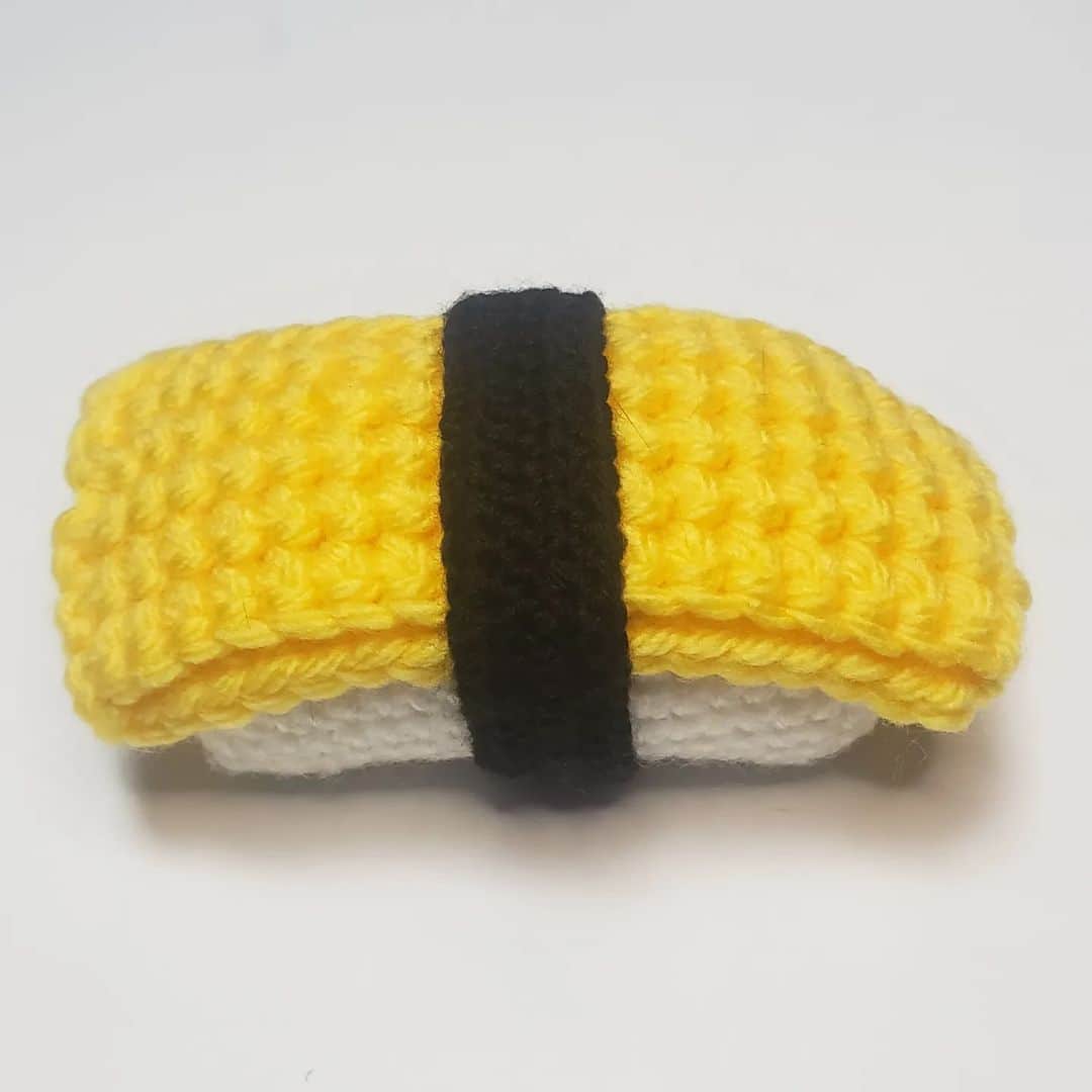 アイパー滝沢さんのインスタグラム写真 - (アイパー滝沢Instagram)「新作編み物No.105 「お寿司食べてる様に見えるアイコスケース」 どう？思ってる以上にでかいよ。アイコスで目立ちたい人にはぴったりだね。アイパーさんはタバコもアイコスも吸わないけどね。ホーゥ。 #knitting #Crochet #handmade #ハマナカ毛糸 #ボニー #編み物 #かぎ針編み #お寿司 #あみぐるみ #編み物芸人 #よしもと芸人 #吉本興業 #アイパー滝沢 #手芸人 #アイコスケースシリーズ」4月3日 19時15分 - t.aipa
