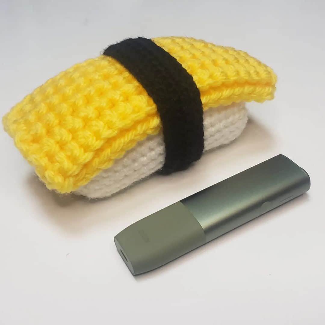 アイパー滝沢さんのインスタグラム写真 - (アイパー滝沢Instagram)「新作編み物No.105 「お寿司食べてる様に見えるアイコスケース」 どう？思ってる以上にでかいよ。アイコスで目立ちたい人にはぴったりだね。アイパーさんはタバコもアイコスも吸わないけどね。ホーゥ。 #knitting #Crochet #handmade #ハマナカ毛糸 #ボニー #編み物 #かぎ針編み #お寿司 #あみぐるみ #編み物芸人 #よしもと芸人 #吉本興業 #アイパー滝沢 #手芸人 #アイコスケースシリーズ」4月3日 19時15分 - t.aipa