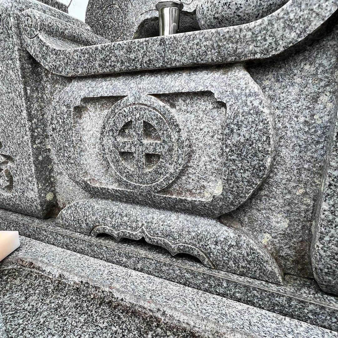 坂東工さんのインスタグラム写真 - (坂東工Instagram)「母方の実家徳島にお墓参りへ  なかなか行ける場所ではないのだけれど、出張した先で車を借りて3時間ほど🚘  実家には宝刀やら系図やらが出てきて、自分のルーツが流れ込んできたり…  旅行で行った子供の頃の記憶が甦ってきて、なんだかご先祖様と繋がりが持てた大切な時間でした。  今年は奉納したり、チャリティーに参加させていただいたり、人生のターニングポイントとなる時を過ごさせてもらっています。  ご先祖さま また近いうちにお参りに行きますね🙏  #お墓参り #先祖 #先祖供養  #御先祖様に感謝」4月3日 19時08分 - takumimoriyabando