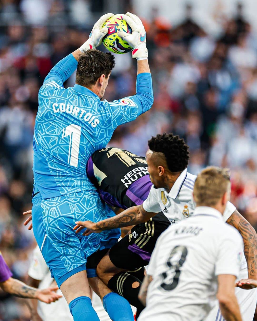 ティボ・クルトゥワのインスタグラム：「Gran victoria del equipo! La mejor manera de ganar confianza para los siguientes retos. #HalaMadrid」