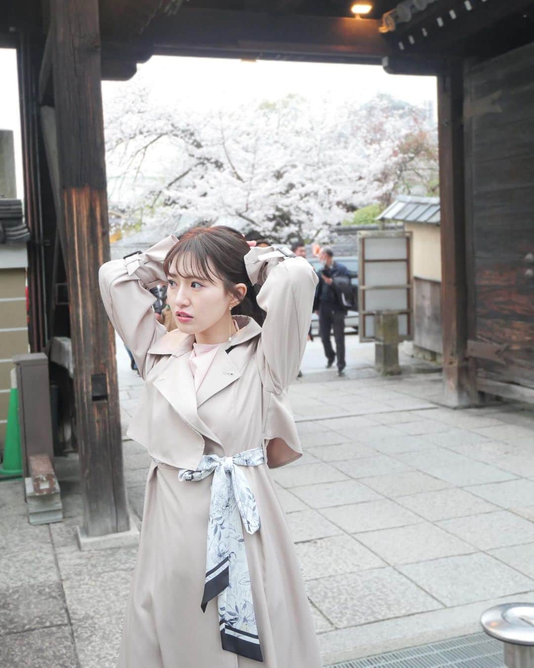 のインスタグラム：「京都の桜とマッチしたトレンチコート🌸  スカーフをベルトにしたけど、普通のベルトにも交換できるから、この春これしか着てない😚  #スターダスト #伊藤彩華 #ジルバイジルスチュアート #jillbyjillstuart #春コーデ #トレンチコート #京都 #女子旅 #ベージュカラー #fashion #ootd」