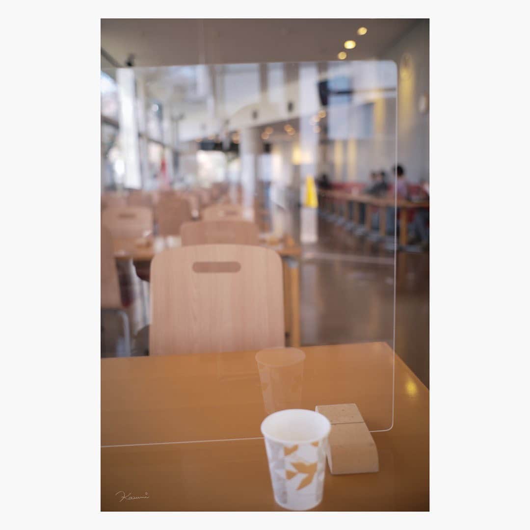 花澄さんのインスタグラム写真 - (花澄Instagram)「食堂の 不味くも美味しくもないラテも 久しぶりだった。  Leica M10-P summilux 35mm f1.4 2nd  #leica#leicam10p#summilux#summilux35#summilux35mm2nd#oldlens#オールドレンズ#tokyo#japan#oldlens_tokyo#花澄#kazumiphotography」4月3日 19時13分 - textisan