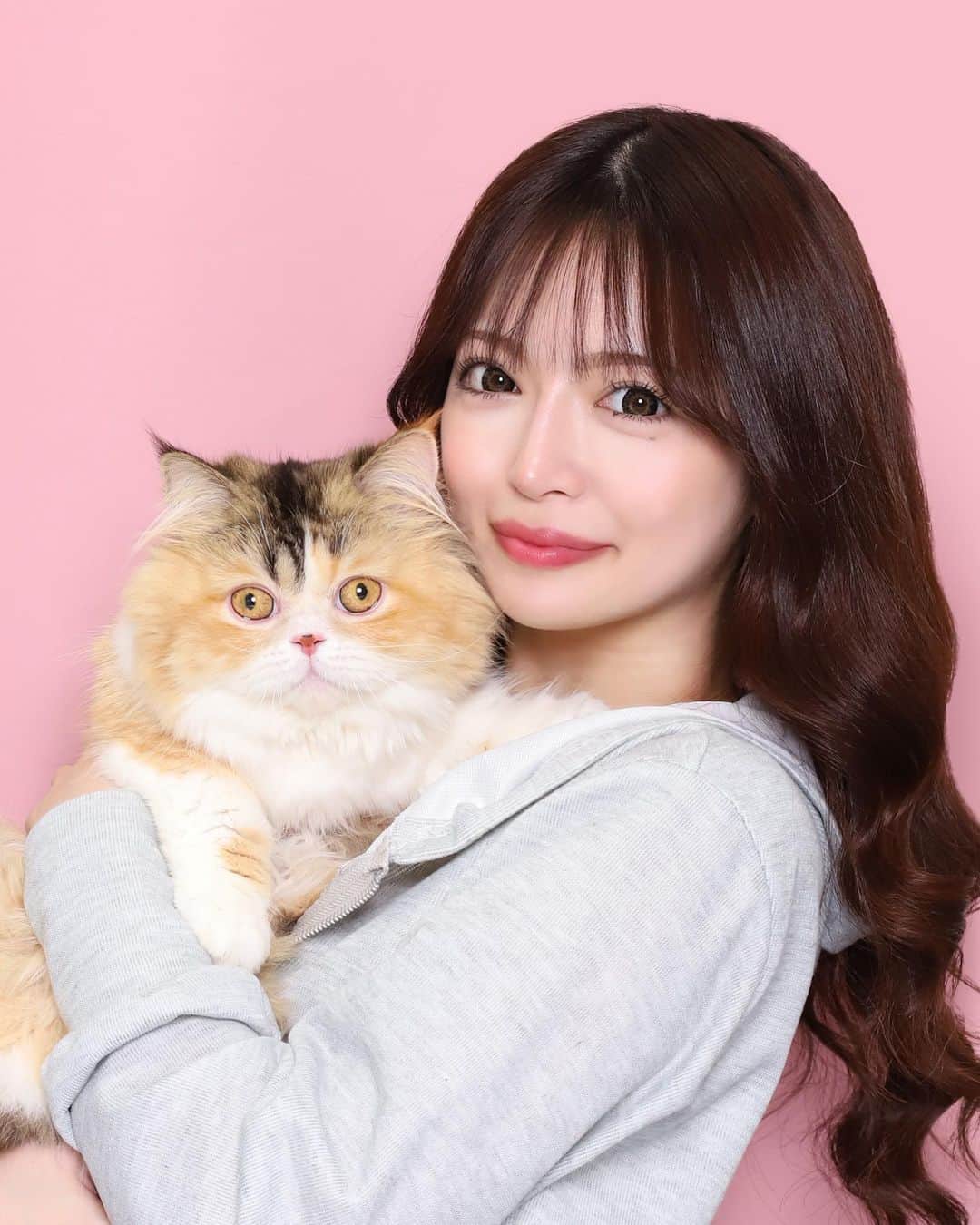 まりかのインスタグラム：「⁡ 今日はてんぷらと出会ってちょうど1年👩‍❤️‍💋‍👩 ⁡ 記念に一緒に写真撮ってきたよ📸 ⁡ このぶちゃかわなお顔に惹かれて 家族になりました🐱🩷 ⁡ てんぷらのおかげで毎日楽しいし寂しくない💭 ⁡ 本当に生まれてきてくれてありがとうだよ🌈 ⁡ ⁡ ⁡ ⁡ これからもずっと一緒にいようね🌸 ⁡ ⁡ ⁡ ⁡ #歌舞伎町 #キャバ嬢 #キャバクラ #新宿 #ミナミ #北新地 #大阪 #名古屋 #錦  #かわいい #猫 #ねこ #ねこすたぐらむ  #ねこのいる生活 #ミヌエット短足  #ミヌエット #猫のいる暮らし  ⁡ ⁡ ⁡ ⁡ ⁡ ⁡」