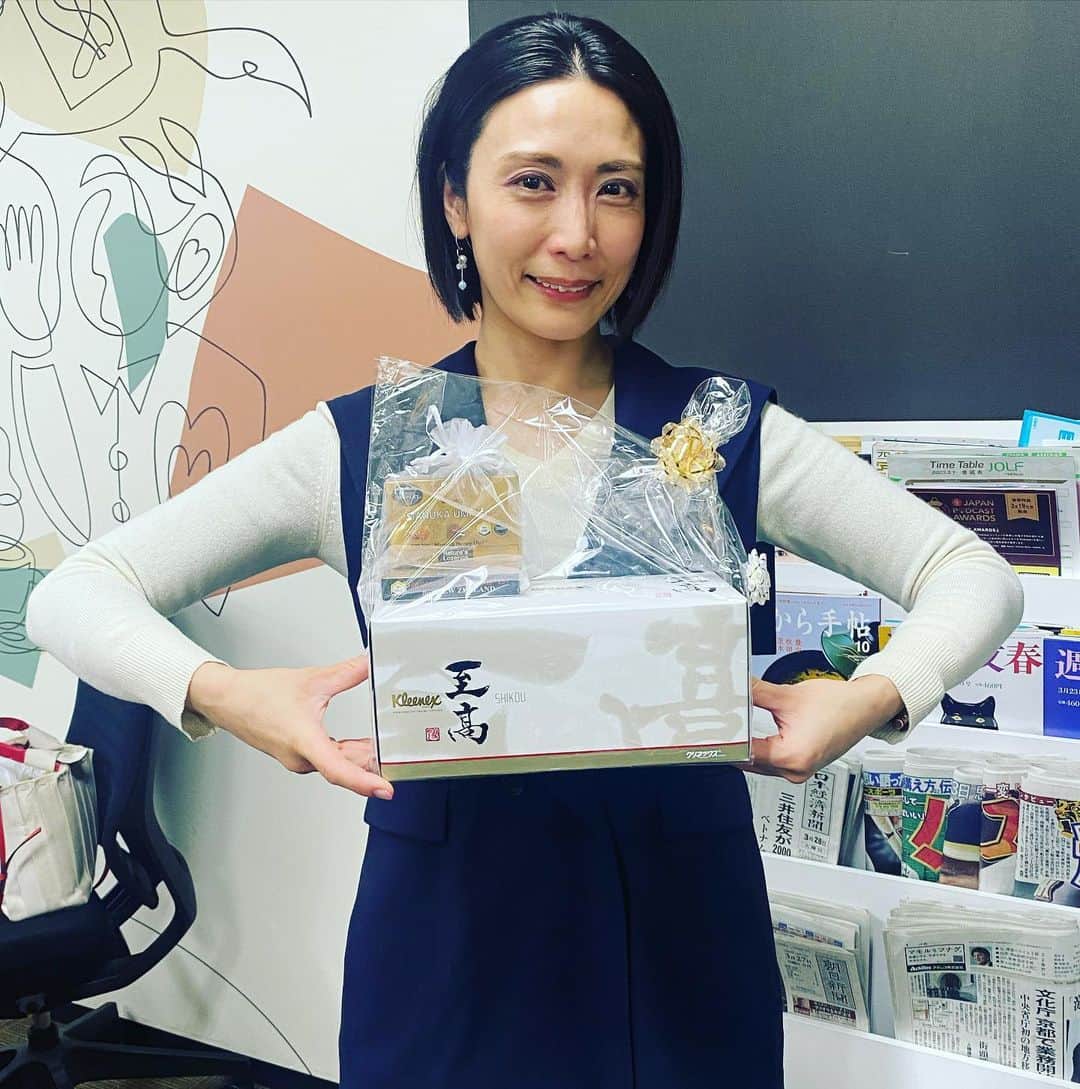 のインスタグラム：「新年度です！  気持ちも新たに 色々頑張ろうと思えます。  毎年花粉症に悩まされている私に お誕生日プレゼントで ええなぁ番組スタッフから 超お高い？であろう 高級鼻紙を頂きました。  まるで薄〜いシルクのハンカチで 鼻をかんでいるよう？ （知らんけど）  桜の時期に普段なら グスグス言ってる私ですが 今年はおかげさまで マシなようです。  ティッシュのおかげか 最近頑張っている 腸活のおかげか  気分いいスタートが 切れました！  #新年度スタート #入社何年目かかぞえるのはやめました#上泉雄一のええなぁ #至高ティッシュ #生まれて初めての感覚#ええティッシュ #お誕生日プレゼント#今日からまた頑張ります💪」