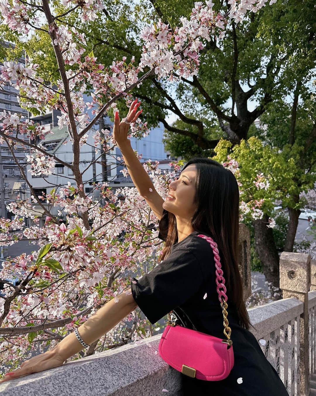 Marika Kajiwaraさんのインスタグラム写真 - (Marika KajiwaraInstagram)「お花見行ってきた🌸 ＊ 今年は夜桜も行けたし ちゃんと見れて嬉しい😌❤︎ ＊ ＊ ＊ #桜 #お花見 #japan #cherryblossom #spring」4月3日 19時18分 - marika__kw