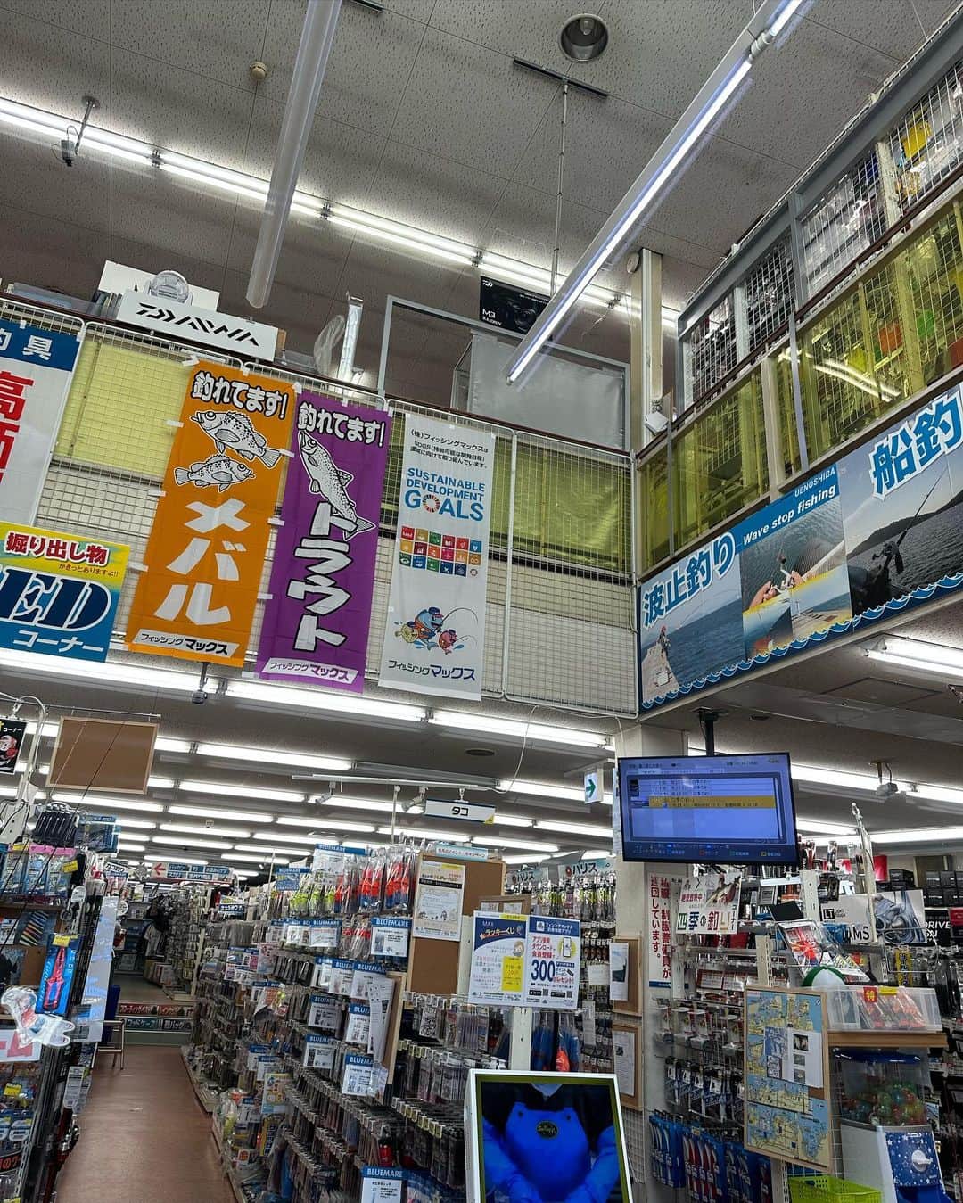 Yuika Matsuさんのインスタグラム写真 - (Yuika MatsuInstagram)「#LIVEニュースレポ @jcom_sakai  　 暖かくなってきてみなさん！ #釣り はじめする方も 増えてきたんじゃないですかー？🎣 　 　 今日は#フィッシングマックス 上野芝店さんから 放送をお届けしました！ @fishingmax.uenoshiba  　 　 こちらの店舗ではルアー・エサ・船・渓流など 色んなジャンルの商品が ずらーーっと並んでおります🔍   　 これから釣りを始めたい方へオススメの商品や、 堺で釣りをしやすい場所♪   @mirumiru1019 ちゃんが釣りたい 春イカ情報など…🦑🌸 盛りだくさんでお届けしましたよっ！！ 　 店長の安田さん 本当にありがとうございました😊 　  衣装▷ @irie_fishing_club  　 　   そして！月曜日コーナ【堺deあいうえお】📣 　 第14回目のキーワードは"せ" ▷【線香】をご紹介しました！ 　 　 日本の今の線香の形状を作ったのが 堺ってみなさんご存知でしたか？ 　 　 堺と線香の深ーい関係性や どうしてココから日本全国に 広まっていったのか… しっかりお伝えしました☺️  　 選びぬかれた天然の香料の調合で 「香の芸術品」といわれる堺の線香、 みなさんもぜひいちど使ってみてくださいね🤍 　 　 というわけで「堺deあいうえお」 今回のテーマは「線香」でした！ 次回もお楽しみに♪      生放送で地域のリアルな情報を お届けする情報番組 @jcom_sakai  『LIVEニュース』(J:com地デジ11ch)の 中継リポートを担当中🌼 　  ぜひ応援してください〜🥹  \ 次回は4月7日(金曜日)14時〜出演です🎤 / 　 ▷ @jcom_sakai ◁ をフォローすると私達リポーターと キャスターの方々のオフショットや 地域情報が最新で見れちゃうよ！ 　 フォローしてね♡ ~~ ~~~ ~~~ ~~~ ~~~ 　 　 放送見逃したっ！しまった！っという方や、 エリア外で見れないー！という方は 『ど・ろーかる』というアプリでいつでも 視聴可能です👀 ぜひダウンロードして見てほしい🥹💓 　 　  📲 番組は見逃しても視聴できます！ →1日3回の再放送有 →地域情報アプリ『ど・ろーかる』でLIVE配信 　  📺 番組詳細 ◆放送時間 毎週月～金曜日放送 生放送：14:00〜 再放送：17:00～／20:30～／22:30～ ※放送スケジュール・内容は予告なく 変更となる場合があります ※最新の放送日程については、 電子番組表(EPG)でご確認ください 　 　 番組ウェブサイトは『LIVEニュース JCOM』で 検索してポータルサイトにアクセス 『各エリア放送情報』の『堺／南大阪／和泉・泉大津』ボタンをクリック❗️ 　  @jcom_sakai  #堺deあいうえお #LIVEニュース#LIVEニュース堺 #LIVEニュース南大阪和泉泉大津 #リポーター#生放送#生中継 #テレビ#TV#堺#堺市」4月3日 19時18分 - yuika00802