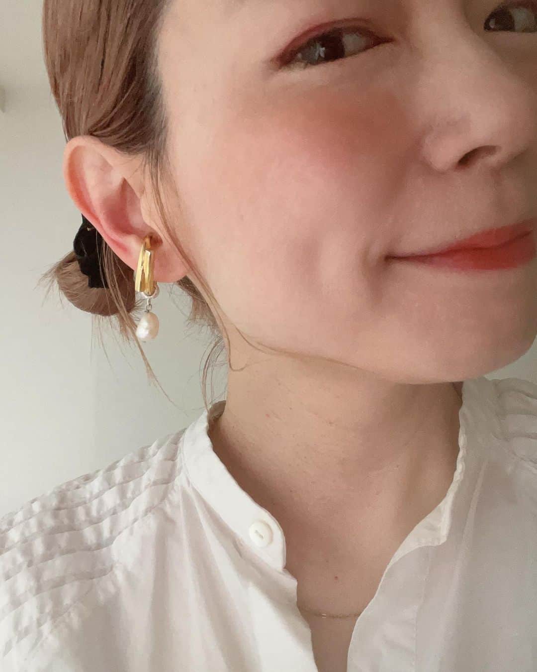 asakoshimojimaのインスタグラム：「- @loni_jewelry_   このパールね、取り外しができてね、イヤーカフにもなる🤫・・・!! 落ちそうな不安感もないですよ。  華奢でもなく、ボリューミーでもない、 シンプルすぎず、ちょっぴりエッジの効いたほどよい存在感が好き。  最近は髪が伸びてきて基本結ぶので、すっきりした顔まわりにちょっぴり存在感のあるアクセをポイントに楽しんでます🤍  #loni_jewelry_ #ロニ #pr #イヤーカフ#パールアクセ #ゴールドリング」
