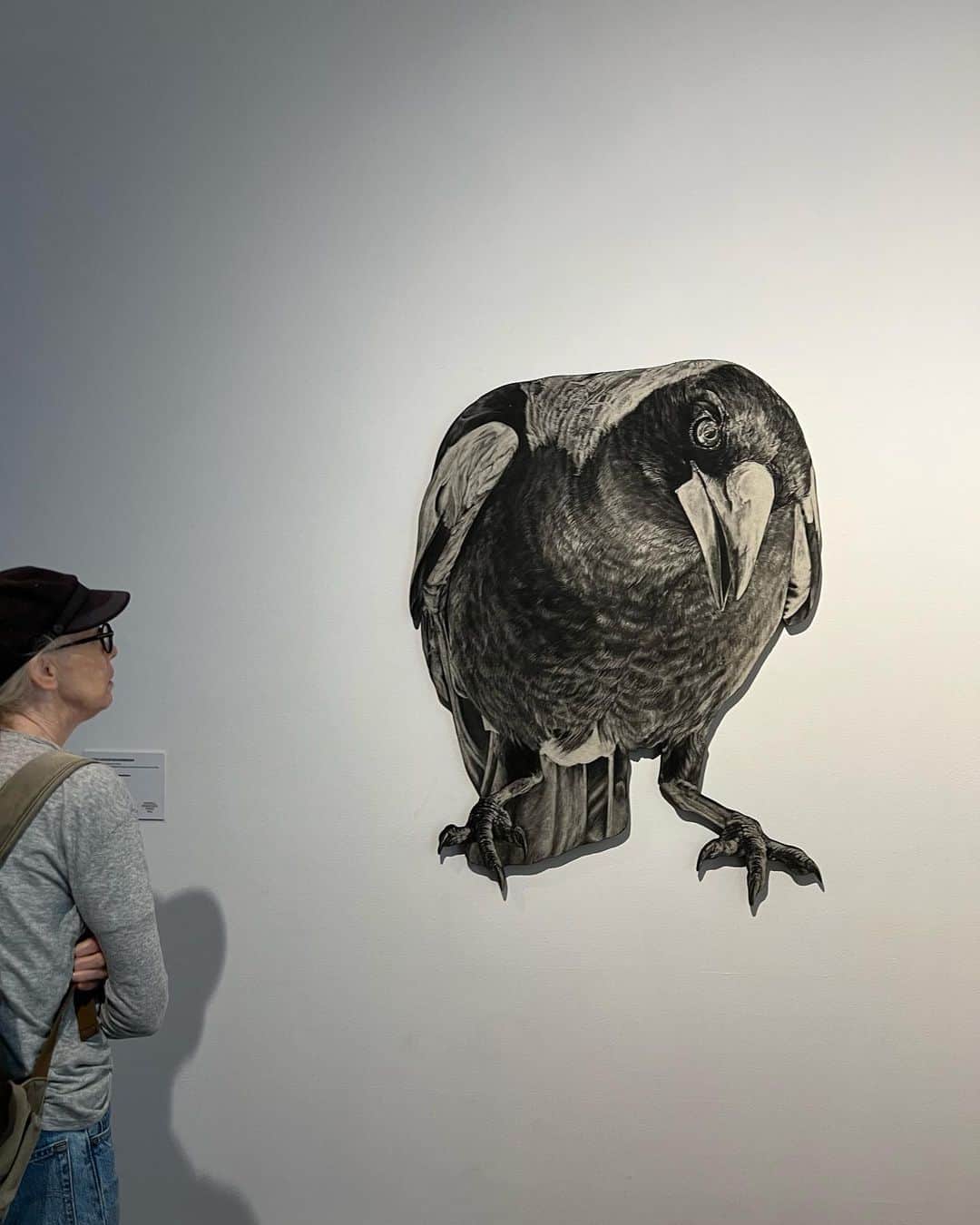 SEN（三辻茜）のインスタグラム：「I was able to catch the Dobell Drawing Prize with my Mum on my last day in Sydney. My stubborn brain required a lot of explanation to understand how several of the pieces were in fact drawings. Setting that aside though, I can honestly say it’s been a while since I enjoyed an exhibition this much. Here are some of my favourites (including Mum)😊」