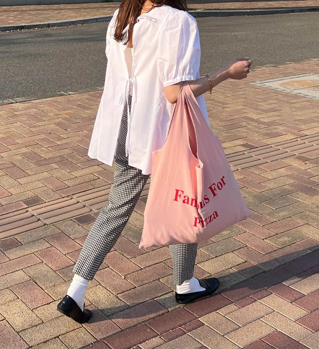 とらまめさんのインスタグラム写真 - (とらまめInstagram)「あったかくなるとピンクカラーの アイテムが気になるな〜🐷💗  フォロワーさんからリクエストきてたEllaのアンバランスカンカンスカートの白が昨日届いたので履いてみたよ！！！ 白、一番好きかも😮‍💨🤍🤍  さて夜ご飯の準備しようか、、🍳  #nugu#プチプラコーデ#低身長コーデ#153cmコーデ#スウェットコーデ#スカートコーデ#カンカンスカート#トートバッグコーデ @nugu__official」4月3日 19時26分 - mrn___33