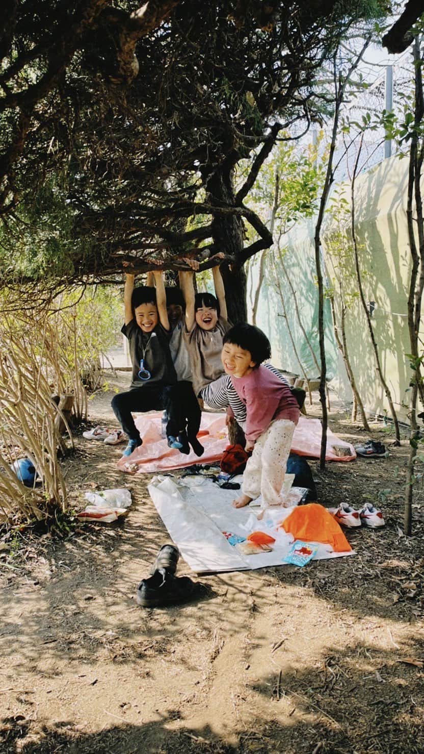宇藤えみのインスタグラム：「坊の友🤝 小学校入る前に引っ越し出来てよかった。 と大人は言ってしまっていたけど、 子どもたちにとっては1歳から家族と同じくらいずっと一緒に過ごしていたお友達。 引っ越しして大好きな自然の中に解放していても寂しそうにする日々。 みんなのところに行きたい〜！と大泣きする日もあったり… シャイな坊がすごく楽しそうで時にケンカさせてもらったり。 こんなにも大切なお友達ができた事に母さんは嬉しくて、大切なお友達のおかげで心も成長できたと思います。 坊の気持ちを考えたら一緒に卒園させてあげられなかった事は悔しかった…けどお友達が気にかけてくれてお手紙くれたり坊は幸せもんだなぁって。 偶然というか同じタイミングでもうすぐ大親友も移住してきます(今日引っ越し✌︎) そして小学校からまた一緒♪ ほんとに心強いし嬉しいねー。 坊は今か今かとソワソワしています。笑  それにしても1歳のころのみんながコロンコロンとして愛おしくて可愛い。泣  #暮らし#坊の記録」