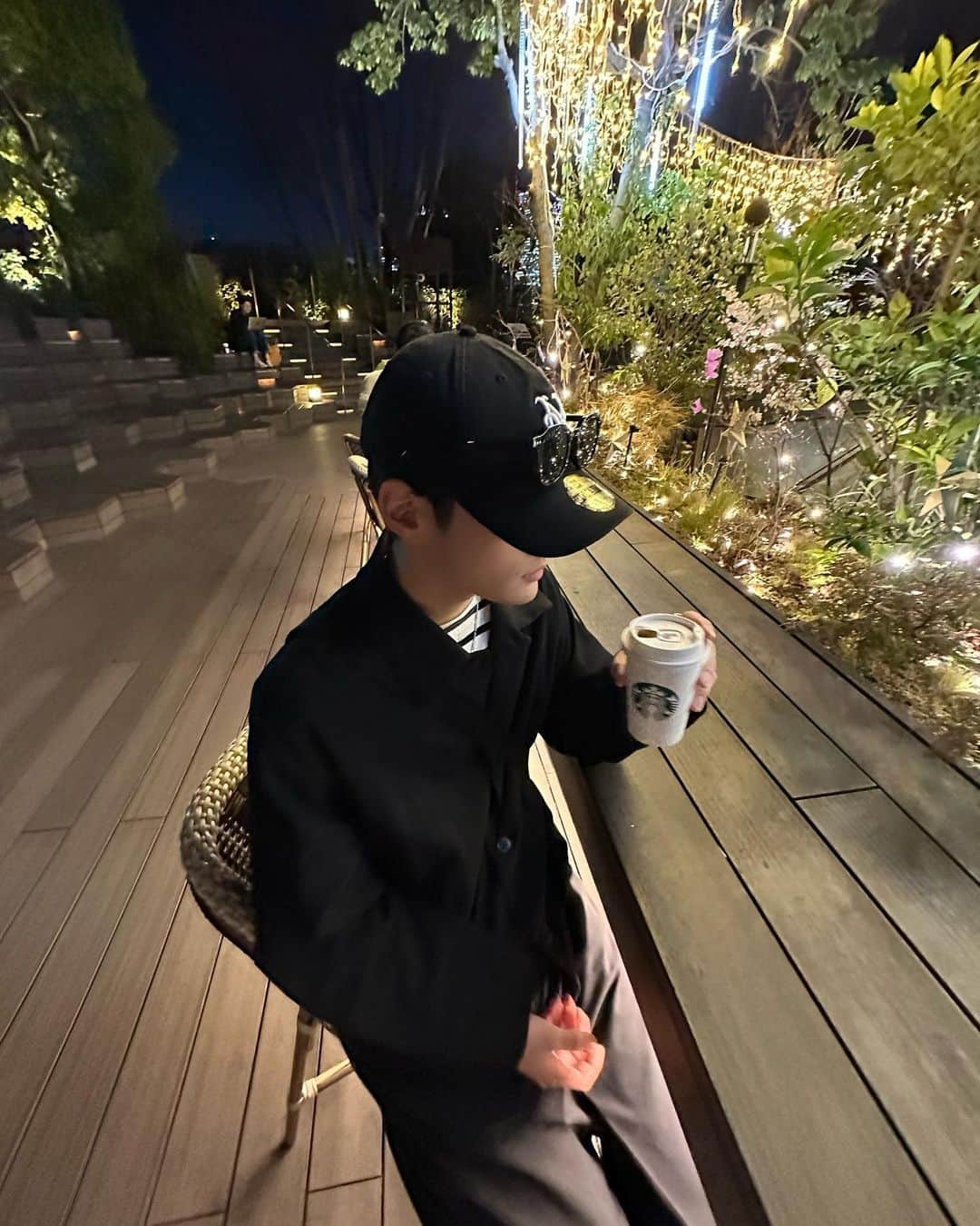 のインスタグラム：「・ Starbucks☕️  僕はキャラメルマキアートが好きです！  ・ ・ ・ ・ #ootd  #mensfashion  #fashion #04 #starbucks」