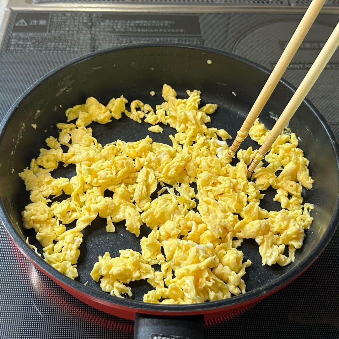 しにゃさんのインスタグラム写真 - (しにゃInstagram)「今日はリーズナブルでヘルシーなのに満足度抜群のにんじんしりしりレシピをご紹介します🤗✨ 沖縄の郷土料理であるにんじんしりしりですが、ツナと卵を加えることでめっちゃうま味が増しますよ😋💕 副菜にもお弁当のおかずにもめっちゃオススメの１品ですのでぜひ作ってみてくださいね😆🙌🏻 それでは作り方をご紹介します✨       うま味たっぷり♬ ツナとたまごのにんじんしりしり♬ 【材料】３〜４人分 ◎にんじん(中)・・・２本 ◎たまご・・・２個 ◎ツナ缶・・・１缶(７０g) ◎ごま油・・・小さじ２ (調味料) ◎しょうゆ・・・大さじ１.５ ◎みりん・・・大さじ１.５ ◎いりごま・・・大さじ１ ◎砂糖・・・小さじ１ ◎和風だしの素(顆粒)・・・小さじ１(４g程度) (お好みで) ◎万能ネギ・・・適宜        【作り方】 １．にんじんを千切りにします。 ※スライサーを使うと楽ちんです♬   ２．卵をといて炒り卵を作ります。   ３．同じフライパンにごま油、にんじんを加えてしんなりするまで中火で炒めます。   ４．にんじんがしんなりしてきたら炒り卵、ツナ缶(オイルごと)、(調味料)を加えてよく絡めながら煮詰めていきます。   ５．いい感じに煮詰まったら器に盛り付け、お好みで万能ネギを散らして完成です。  　 より詳しいレシピはお手数ですがブログを見てください🤗✨ プロフィール欄のURL(@shinya6727 )、もしくはストーリーズのスワイプから飛べます😌✨  【お知らせ】 私の２冊目のレシピ本、「しにゃのやみつき！つまみ飯」発売中です🙌🏻 なるべくシンプルな食材や調味料、どこにでもある調理器具を使って作れるやみつきレシピをまとめた１冊になっております📚 お料理が好きな方も苦手な方も楽しんでいただける内容になっています😊  いつも通りの鶏むね肉やもやし、厚揚げといった、リーズナブルでヘルシーな食材を使った大満足レシピを多数掲載してます🙌🏻 とにかく幅広い方のお役に立てるレシピ本となっていますので、多くの方に手に取っていただけたら嬉しく思います😌🙏 お買い求めはAmazon、楽天などのネット通販か、全国の書店で📚 どうぞよろしくお願いします😊 ・ ・ ・ #レシピ #recipe #簡単レシピ #料理 #おうちごはん #時短レシピ #にんじん #にんじんしりしり #たまご #egg #ツナ #tuna #おつまみ」4月3日 19時29分 - shinya6727