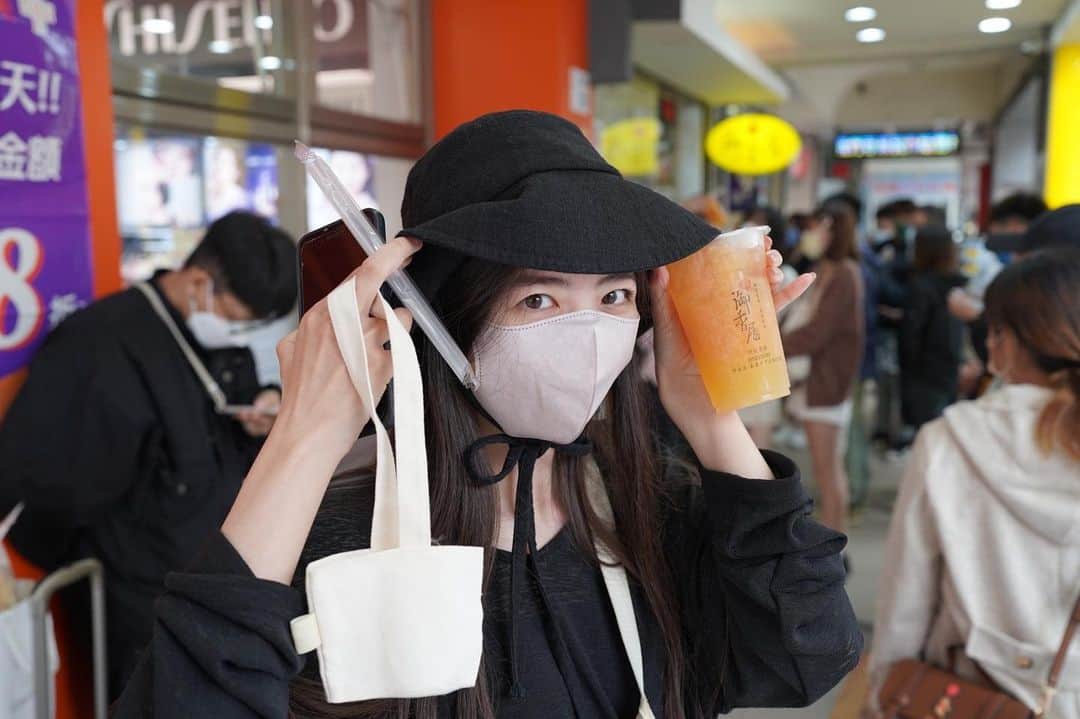 のインスタグラム：「🇹🇼嘉義  「御香屋」是在文化路夜市的飲料店 葡萄柚綠茶是這店推薦的飲料 台北的飲料店不要排隊、但這飲料店很受歡迎、所以需要等待時間 大家都應該一邊聊天一邊等  ◯ 嘉義にある「御香屋」でお店おすすめの「グレープフルーツ緑茶」を購入。 とても人気のあるドリンクスタンドのため、15分くらい並びました。  店員さんに「梅干しは入れますか？」と聞かれ（😳梅干し！？）断ってしまったのですが入れてみればよかったな…  #嘉義 #文化路夜市 #文化路美食  #御香屋 #葡萄柚綠茶」