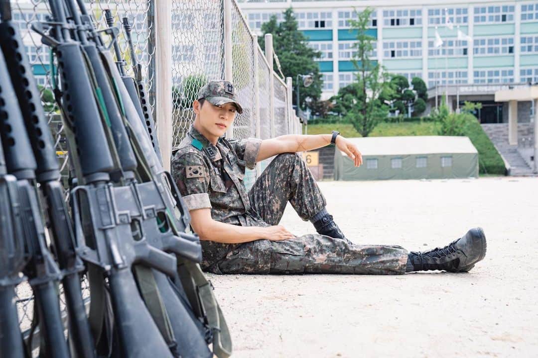 シン・ヒョンスのインスタグラム：「<군대내일> 4월호 표지모델!  성진고대대 전투 2소대, 이춘호 중위.  #티빙 #방과후전쟁활동」