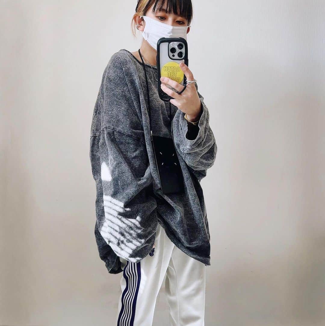 のインスタグラム：「以前はヒザデルばかり履いていたけど 今更ながらナロータイプにハマりそうな予感🧐 . tops #journalstandard pants #needles #ニードルズ . . #トラックパンツ #ジャーナルスタンダード . *」