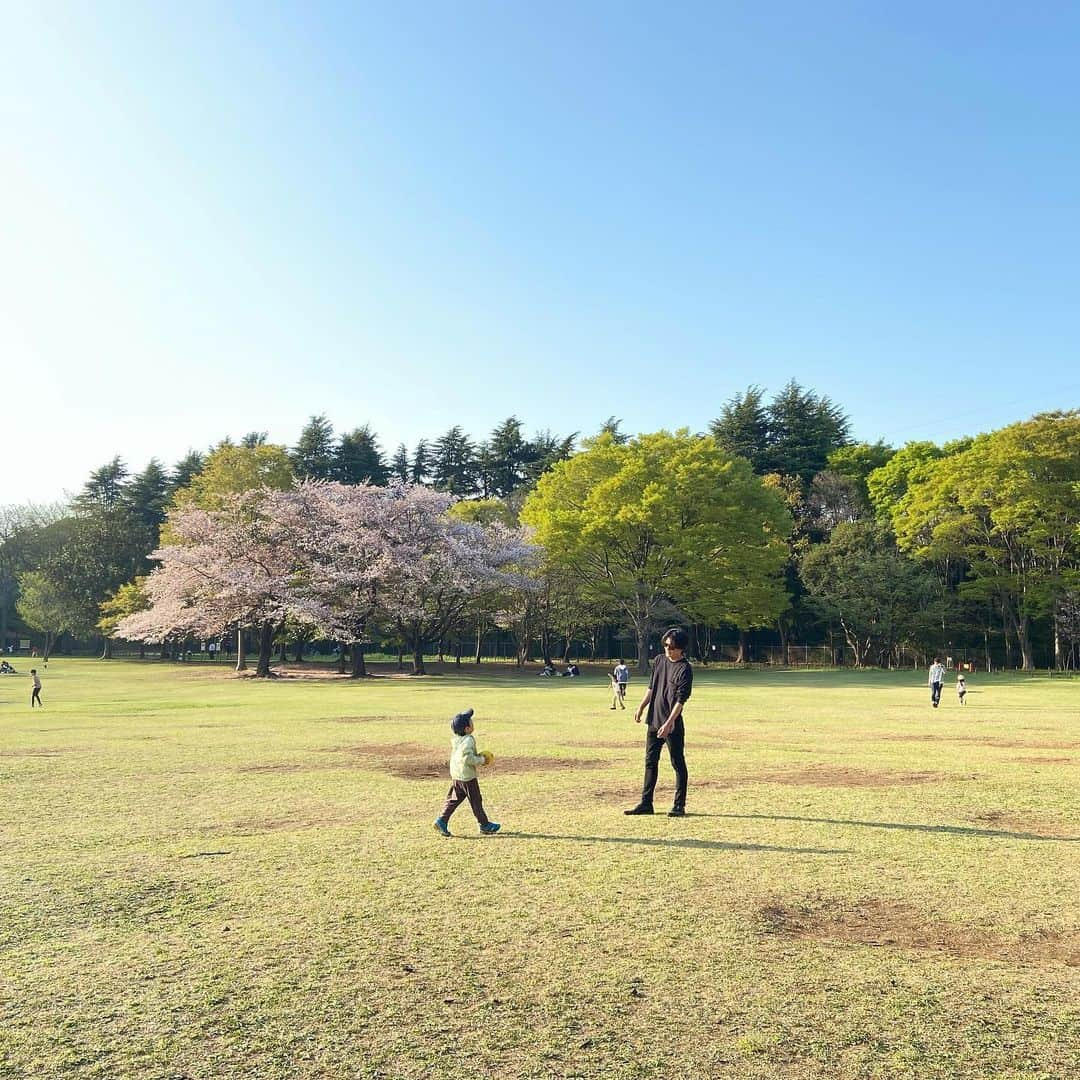 庄野崎謙さんのインスタグラム写真 - (庄野崎謙Instagram)「公園日和🌳 新緑🌿がキレイに色づき始め、桜🌸から移り変わっていく、趣のバトンタッチ🍀  公園では自転車に乗って、アスレチックで遊んで、サッカーで走り回り⚽️ 今日もいい一日になりました✨ありがとう😊  道中で息子が興奮気味に、アスレチックで遊ぶことを間違えて「プラスチックで遊ぶ〜♪」と言っていました。 可愛いね💕笑  #俳優 #庄野崎謙  #公園 #park #春休み #サッカー #soccer #football #新緑 #春 #緑のある暮らし #アスレチック #プラスチック」4月3日 19時42分 - shonozaki_ken