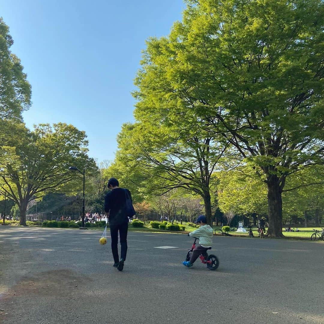 庄野崎謙のインスタグラム：「公園日和🌳 新緑🌿がキレイに色づき始め、桜🌸から移り変わっていく、趣のバトンタッチ🍀  公園では自転車に乗って、アスレチックで遊んで、サッカーで走り回り⚽️ 今日もいい一日になりました✨ありがとう😊  道中で息子が興奮気味に、アスレチックで遊ぶことを間違えて「プラスチックで遊ぶ〜♪」と言っていました。 可愛いね💕笑  #俳優 #庄野崎謙  #公園 #park #春休み #サッカー #soccer #football #新緑 #春 #緑のある暮らし #アスレチック #プラスチック」