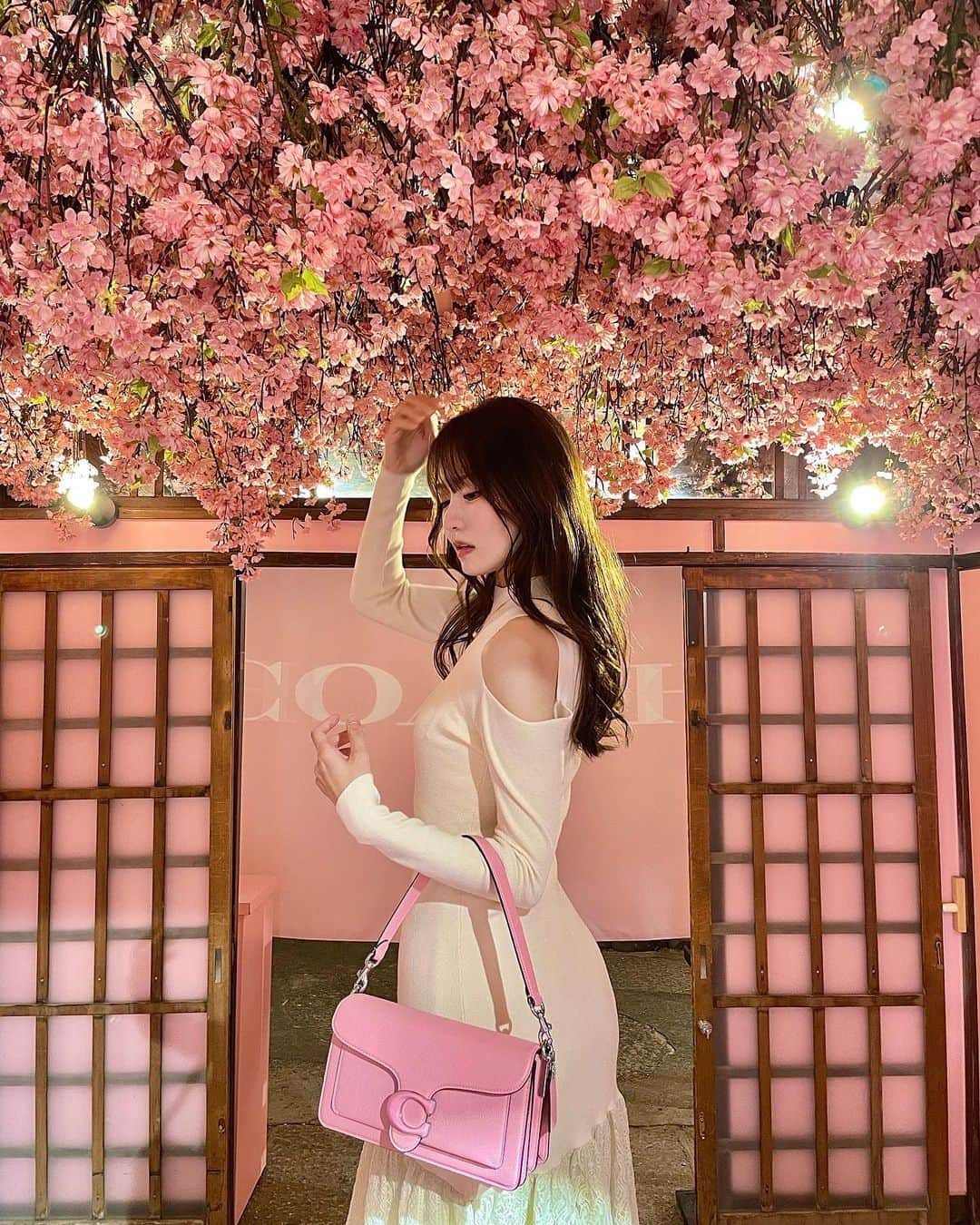 のインスタグラム：「コンセプトから可愛いお菓子をモチーフにしたcoachの新作バッグの展示会にいってきました👚👛🌸🍬🛍️🎀💗 @coach_japan   #cherryblossom #pink #coach #coachjapan #InMyTabby #コーチタビー」