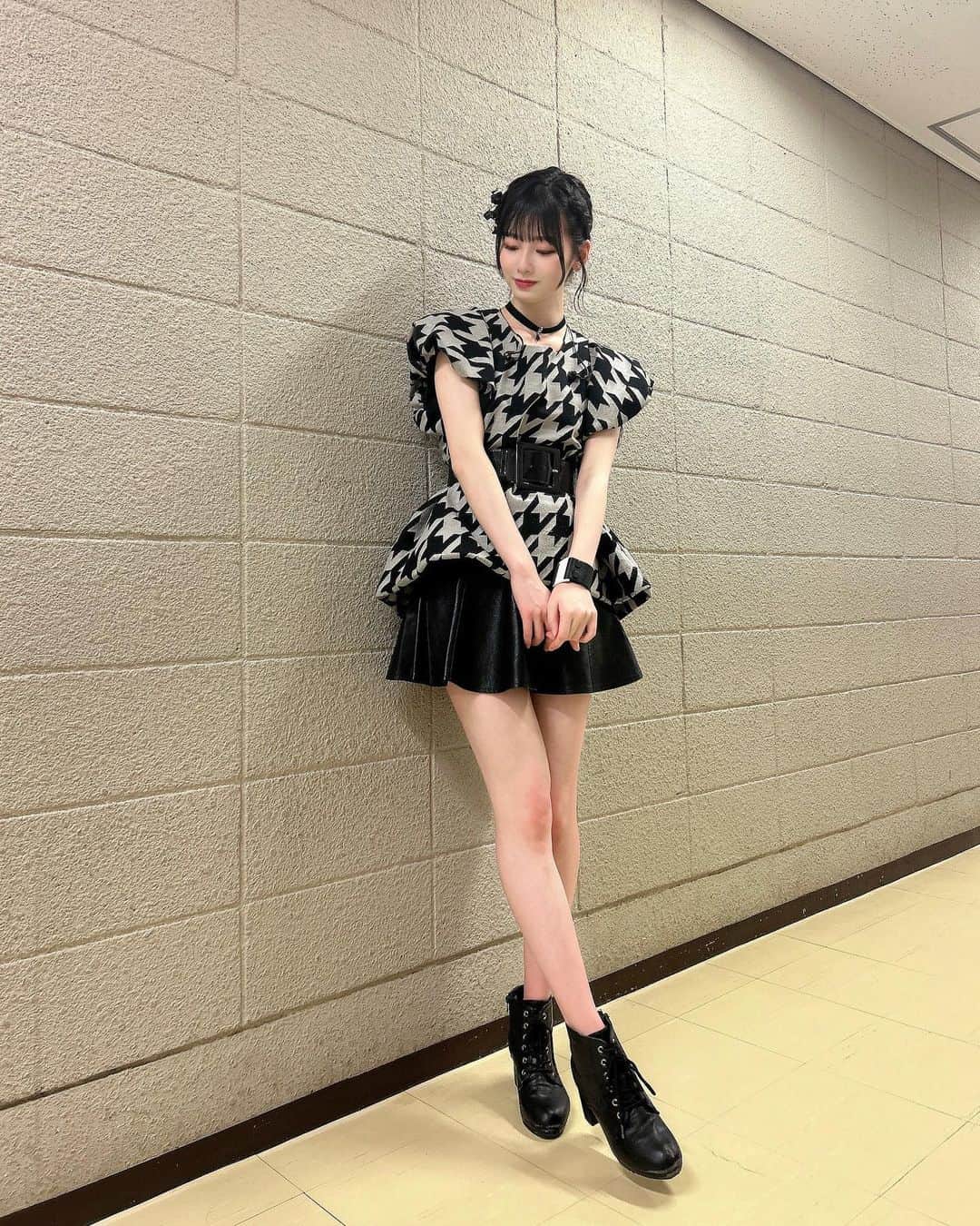 浅井七海のインスタグラム：「. モノトーン🐻‍❄️🤍🖤 monotone🐻‍❄️🤍🖤  #AKB48 #衣装 #モノトーン #モノトーンコーデ #monotone」