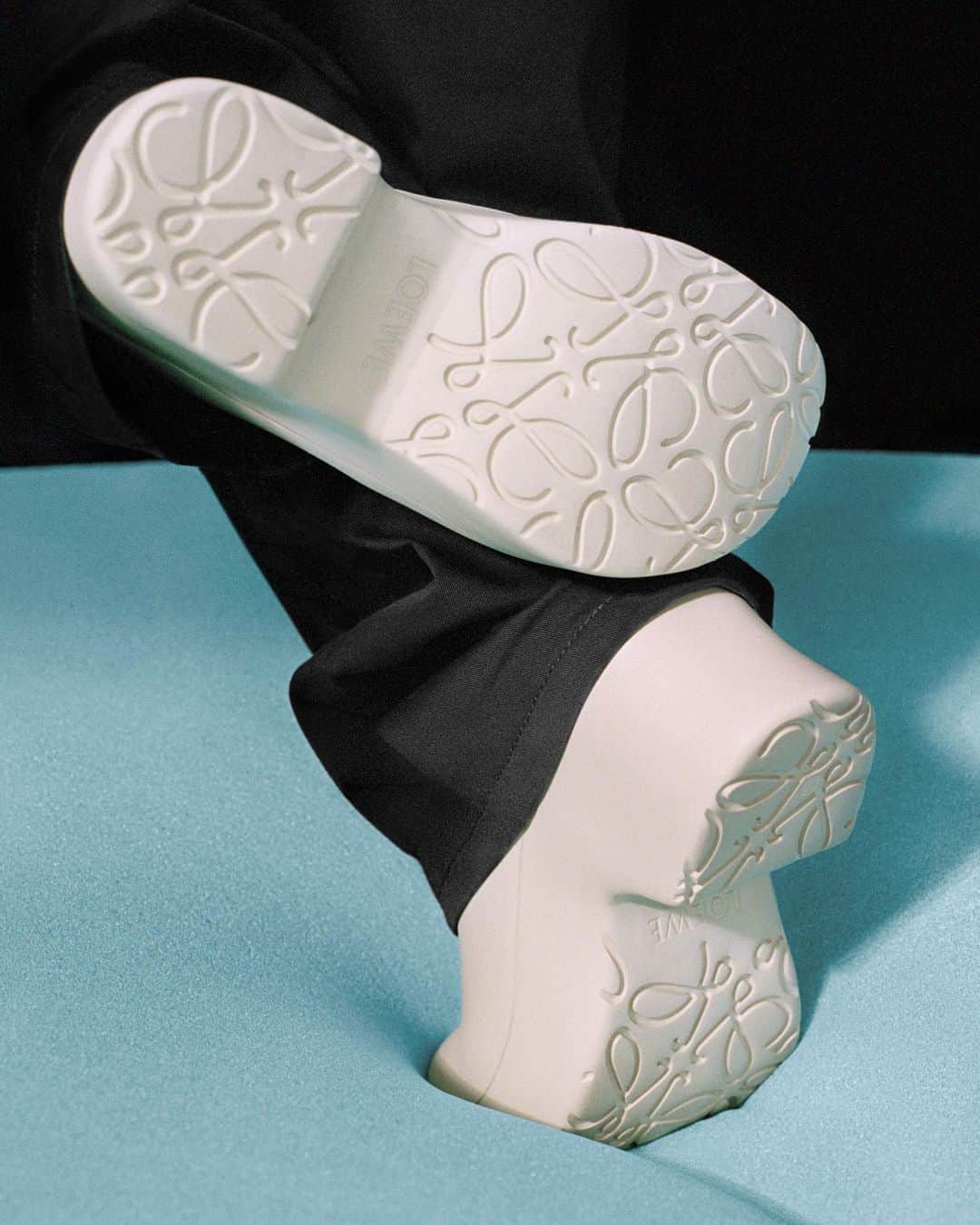 Loeweさんのインスタグラム写真 - (LoeweInstagram)「Debossed Anagram soles on Terra Foam clogs imprint the house motif.  See the collection on loewe.com  #LOEWE #LOEWEshoes」4月7日 1時00分 - loewe