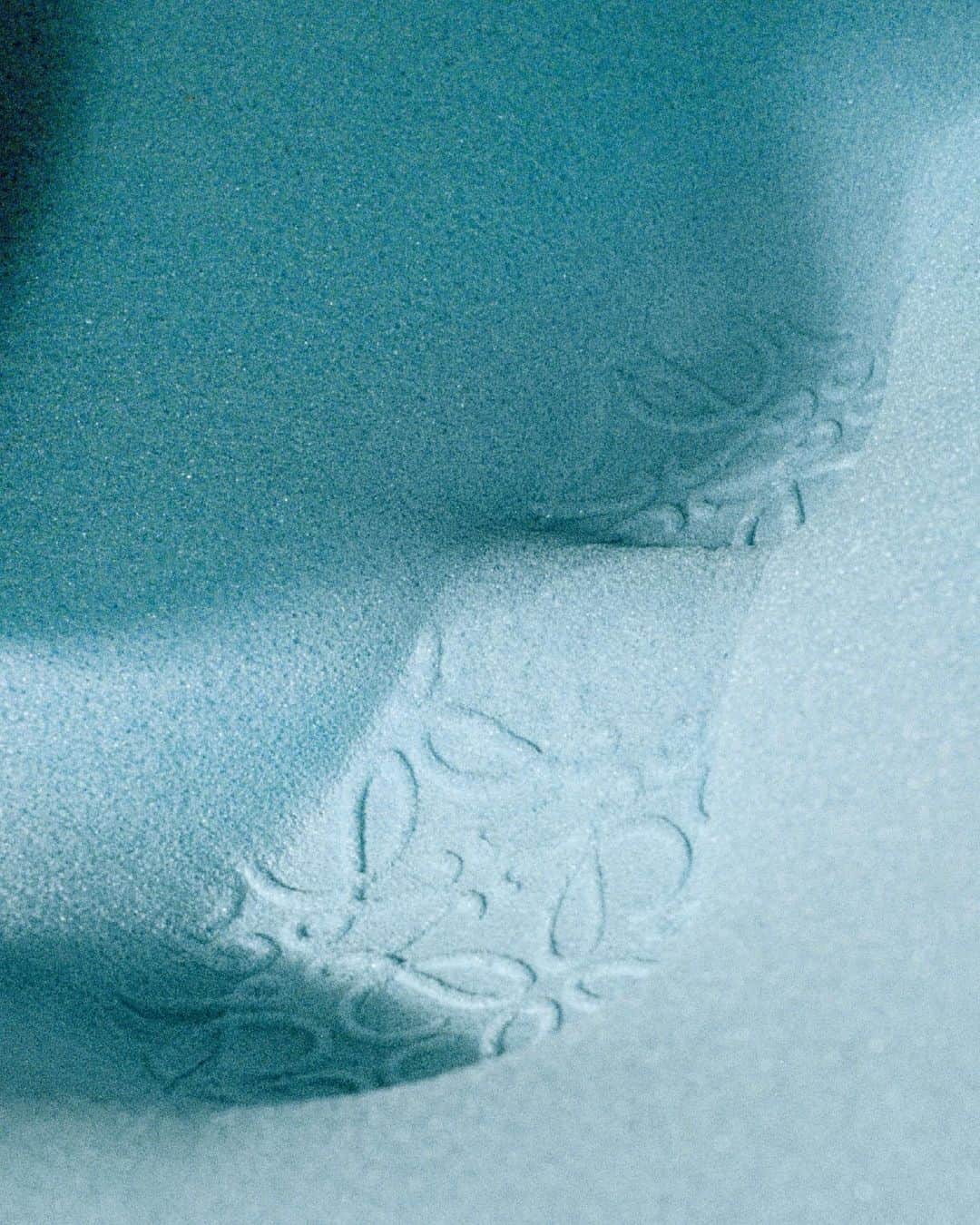 Loeweさんのインスタグラム写真 - (LoeweInstagram)「Debossed Anagram soles on Terra Foam clogs imprint the house motif.  See the collection on loewe.com  #LOEWE #LOEWEshoes」4月7日 1時00分 - loewe