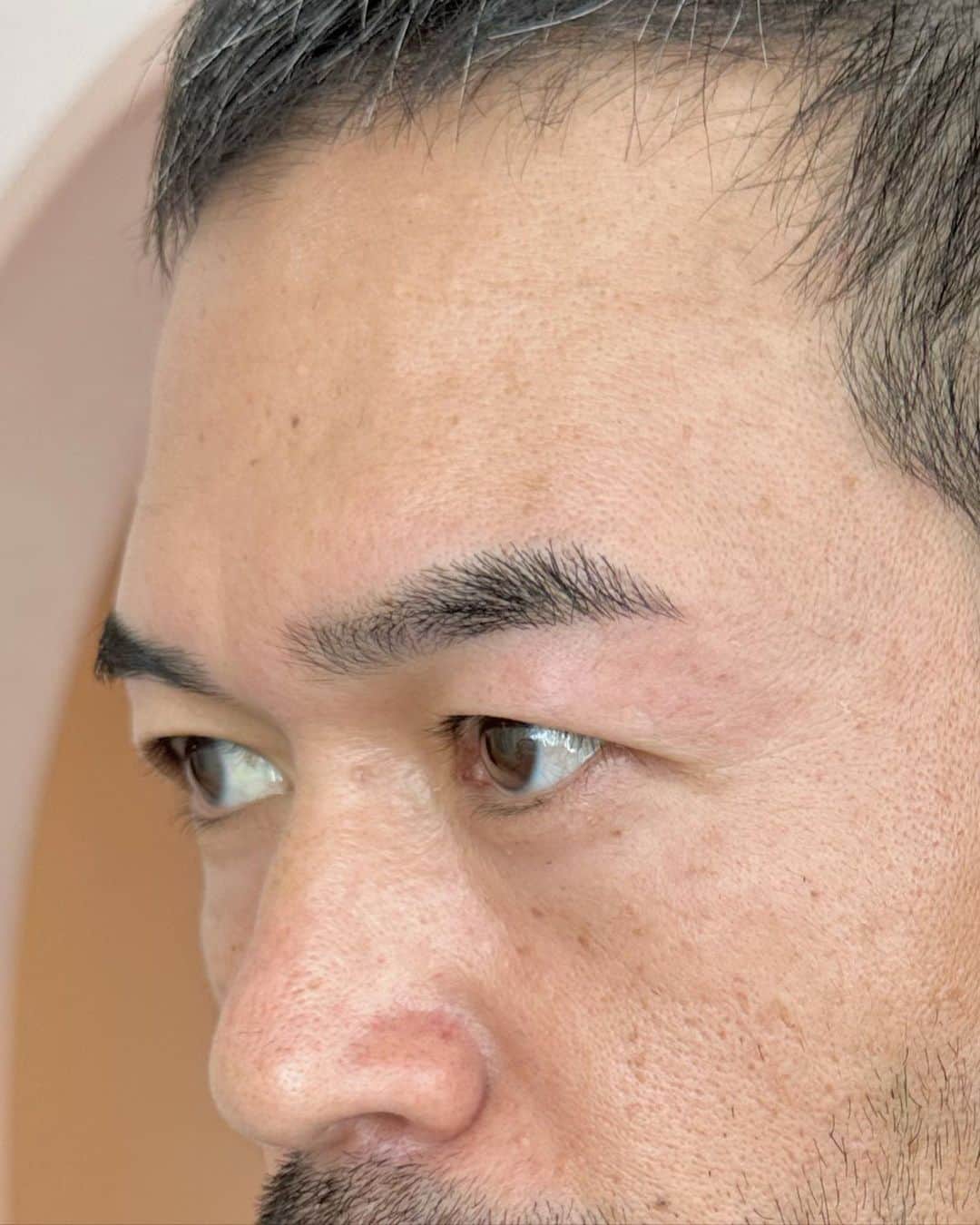 ニッチロー'さんのインスタグラム写真 - (ニッチロー'Instagram)「知り合いのコリンさんに  眉毛整えてもらいました  おじさんも小綺麗にしないと  キリッとシャープになって  いいヒットが打てそうです  #maisondepolaratelier #メゾンドポラールアトリエ #眉毛サロン  #広尾 #ニッチロー」4月3日 19時38分 - nicchiro5.1