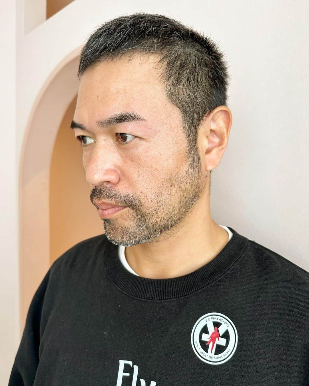 ニッチロー'のインスタグラム：「知り合いのコリンさんに  眉毛整えてもらいました  おじさんも小綺麗にしないと  キリッとシャープになって  いいヒットが打てそうです  #maisondepolaratelier #メゾンドポラールアトリエ #眉毛サロン  #広尾 #ニッチロー」