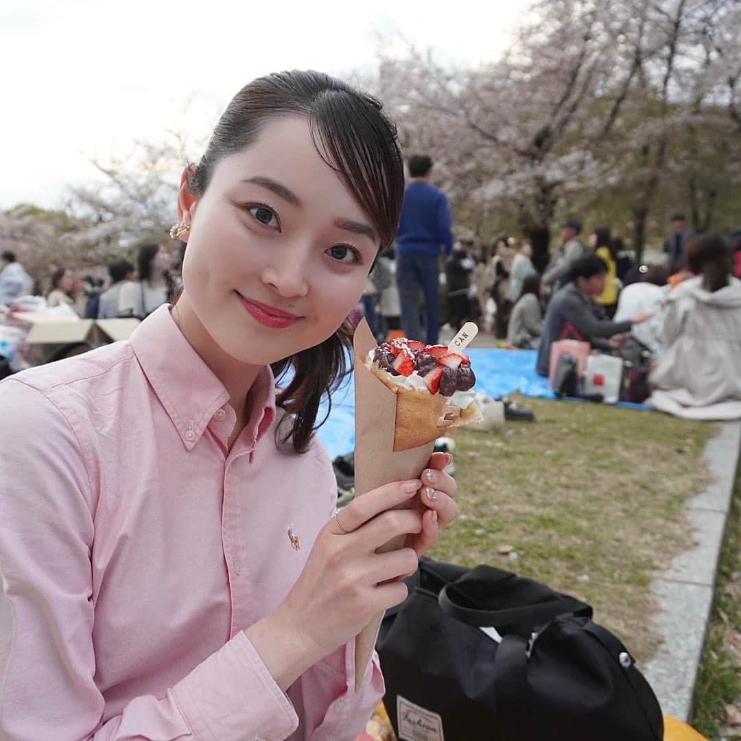 牧野美来さんのインスタグラム写真 - (牧野美来Instagram)「・ ・ 花よりクレープ？🌸🍓 ・ #桜#桜スポット#お花見#クレープ」4月3日 19時39分 - miku.makino