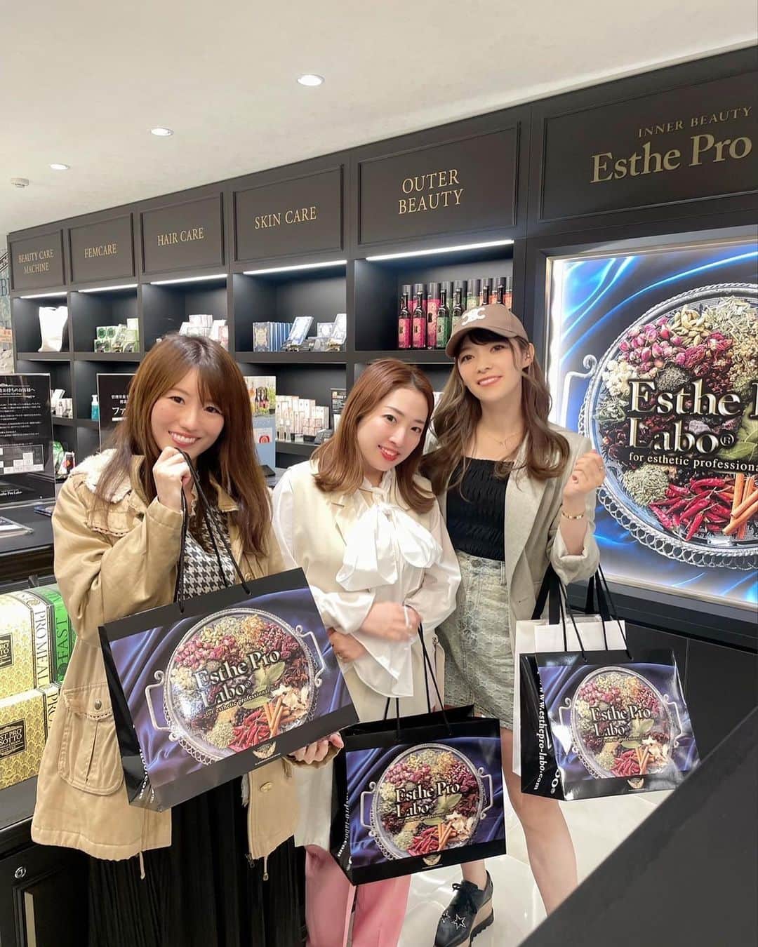 のインスタグラム：「新宿伊勢丹の近くのエステ プロ•ラボカフェ💕 オープン前のレセプションに行ってきたよ🙆‍♀️  @estheprolabo_shinjuku @prolabo_cafe  白砂糖や添加物を使わない自然の食材だけを使用しているカフェなのでダイエット中の人でも 心置きなく満足できます🥰  プレートは腸に優しいこだわりの食材たちで8品以上盛り合わせになっているのと、スープも付いていた👍😊❤️  漆黒のヤシ殻活性炭チャコールクレンズパフェは  トランス脂肪酸フリーの漆黒アイスクリームとグルテンフリーの漆黒シフォンを使用していて ボリューム満点🤭  最後帰る前に#糖化年齢 測定してみた！🤣 19歳だったよー！！ 未成年ー！！わーいwww🤣  #インナービューティカフェ#プロラボカフェ #新宿カフェ#有機苺#黒パフェ#ギルトフリー #パフェ#炭パフェ#苺パフェ#エステプロラボ#プロラボ #新宿デート#新宿ランチ#プロラボダイニング #shinjuku#prolabo#prolabocafe」