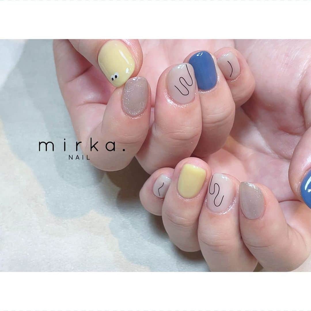 mirka. NAIL(ミルカネイル)のインスタグラム：「⁡ ⁡ ⁡ 👀👀✨ ⁡ ⁡ ⁡ ………………………………………………………… ⁡ ご予約、お問い合わせは LINE ID⇒ @mirka.nail (@含む)まで。 ⁡ ご新規様はハイライトの「ご案内」と「ご予約方法」を必ずお読みいただいてからご予約くださいますようお願いいたします。 空き状況や詳細はLINEの投稿からご確認ください。 ⁡ ⁡ ⁡ ⁡ #mirkanail#nails#nail#nailart#naildesign #ショートネイル#ネイルアート#ネイルデザイン#ネイル#大人ネイル#シンプルネイル#オフィスネイル#ニュアンスネイル#ナチュラルネイル#カジュアルネイル#ショートネイルデザイン#美甲#春ネイル#春ネイル2023 #プライベートサロン#プライベートネイルサロン#東京ネイルサロン#東京ネイル#江東区ネイルサロン#森下#清澄白河 ⁡」