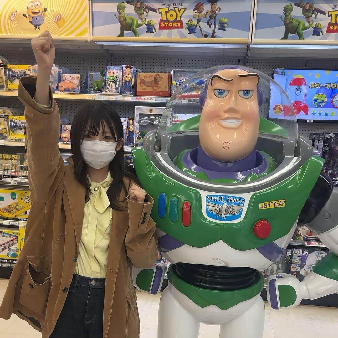 永田詩央里のインスタグラム：「バズ・ライトイヤーさんの横に立ちました。」
