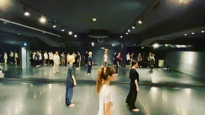 黒須洋壬のインスタグラム：「黒須洋嗣 JAZZ CLASS 2023.Apr.3rd @danceworks_jpn  @xross   #eyesclosed  #edsheeran  #dance #jazzdance  #tokyo  #japan thanks for coming @yurino.5」