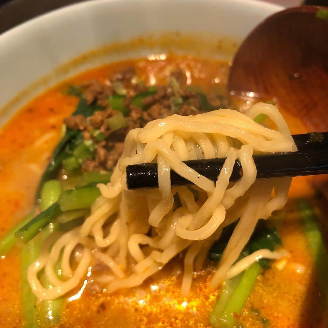 村山千代さんのインスタグラム写真 - (村山千代Instagram)「🍜 ラー活の報告。 ①百麺 中目黒 ②龍坊 代官山 ③マンモス 道玄坂 ④長岡生姜醤油ラーメン 家  (レンチン。うずらとほうれん草と海苔足した。)  普段は割と太麺が多い。 (こってりドロドロ、 味濃いスープが好きみたい) ←誰にも聞かれてない  #糖質塩分制限を意識してたら #意識低い系かもだけど #それがまたおいしいのです #罪悪感が味のスパイス🕶 #ラーメン #ラー活 #百麺 #龍坊 #マンモス #生姜醤油ラーメン　 #カップ麺 #カップ麺スタグラム　 #麺 #麺スタグラム」4月3日 19時42分 - chiyocolate420