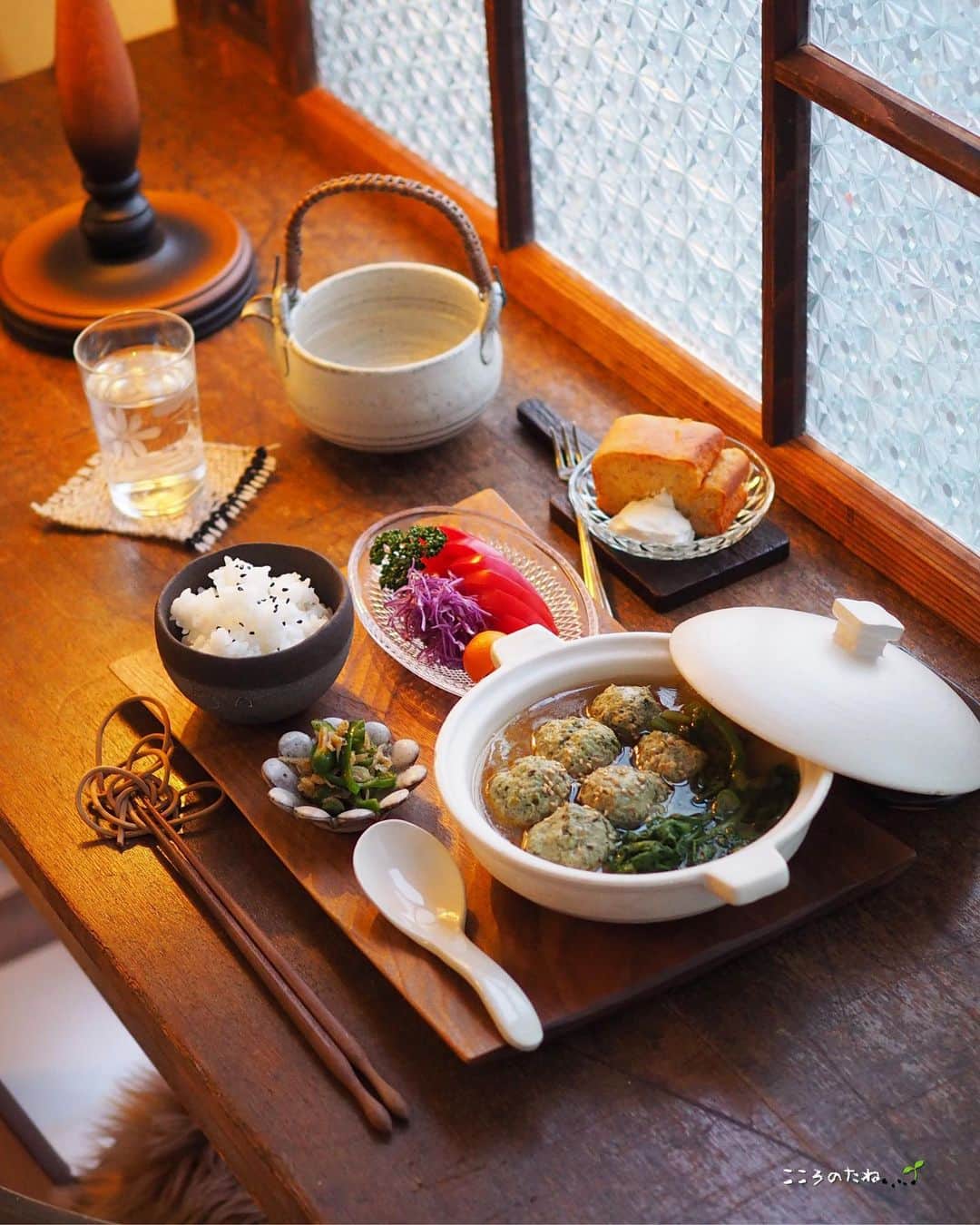 こころのたねのインスタグラム：「⢀⢄ ．．⢄ ⢀𖧧  ある日のお夕飯🥢 ⁡ 𖧷ニラと豆腐の肉団子中華スープ（春菊・白菜入り） 𖧷じゃことあみえびのピーマン炒め 𖧷サラダ（トマト・紫キャベツ・パセリ・金柑） 𖧷白ごはん 𖧷米粉と麹のバナナケーキ・ヨーグルトクリーム添え ⁡ ⁡ この日も ごちそうさまでした✧ ⁡ 日々のキロクは𝔸𝕞𝕖𝕓𝕒ブログにも✍️ @kokoronotane ⁡ ⁡ 𖧷 𖧷 𖧷 𖧷 𖧷 𖧷 𖧷 𖧷 𖧷 𖧷 𖧷 𖧷  各、著書発売中です。 📘のほほん御膳 📗のほほん曲げわっぱ弁当 📙美しい作りおき 📕かわいいお菓子 𖧷 𖧷 𖧷 𖧷 𖧷 𖧷 𖧷 𖧷 𖧷 𖧷 𖧷 𖧷 詳細・お求めはハイライトの📚マークから。 ⁡ その他、オリジナル商品 🍵有機茶（6種） 🍲レンジ鍋（3種） 🧸online shop（手づくり） ハイライトの各マークから✧ @kokoronotane ⁡ おでかけアカウント @_tecu_tecu_  はじめてみました𖠿 ⁡ ---- コメントお休み中 いつもありがとうございます🙇‍♀️ ．．⢄ ．．⢄ ⢀⢄ ．⢀𖧧」