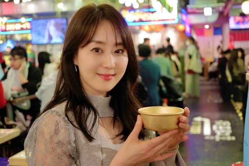 村上麻衣のインスタグラム：「#tokyo  友達が一眼レフで撮ってくれた❤︎  ハリウッド映画に出てくるTokyoぽい写真🗼  #ポートレート #portrait #portraitphotography #東京」