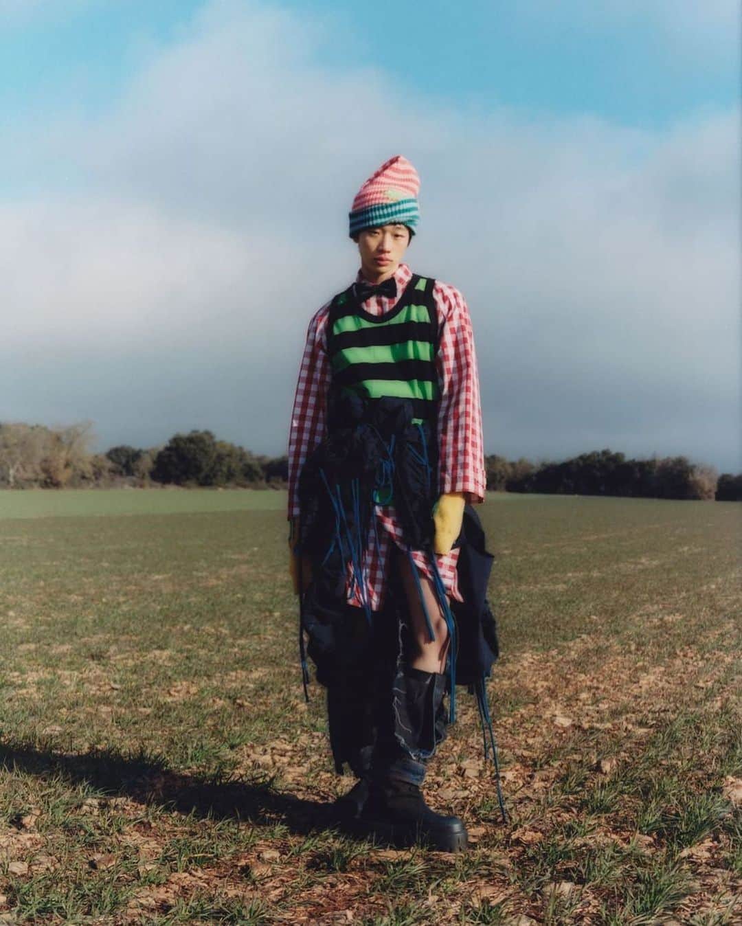 エムエスジーエムさんのインスタグラム写真 - (エムエスジーエムInstagram)「SPIRIT WALKER: @10MENMAGAZINE features the black and green striped tank top from the #MSGMSS23 Men’s collection, lensed by @davidgomezmaestre and styled by @javierdepardo 🖤💚🖤 @MassimoGiorgetti」4月3日 19時45分 - msgm