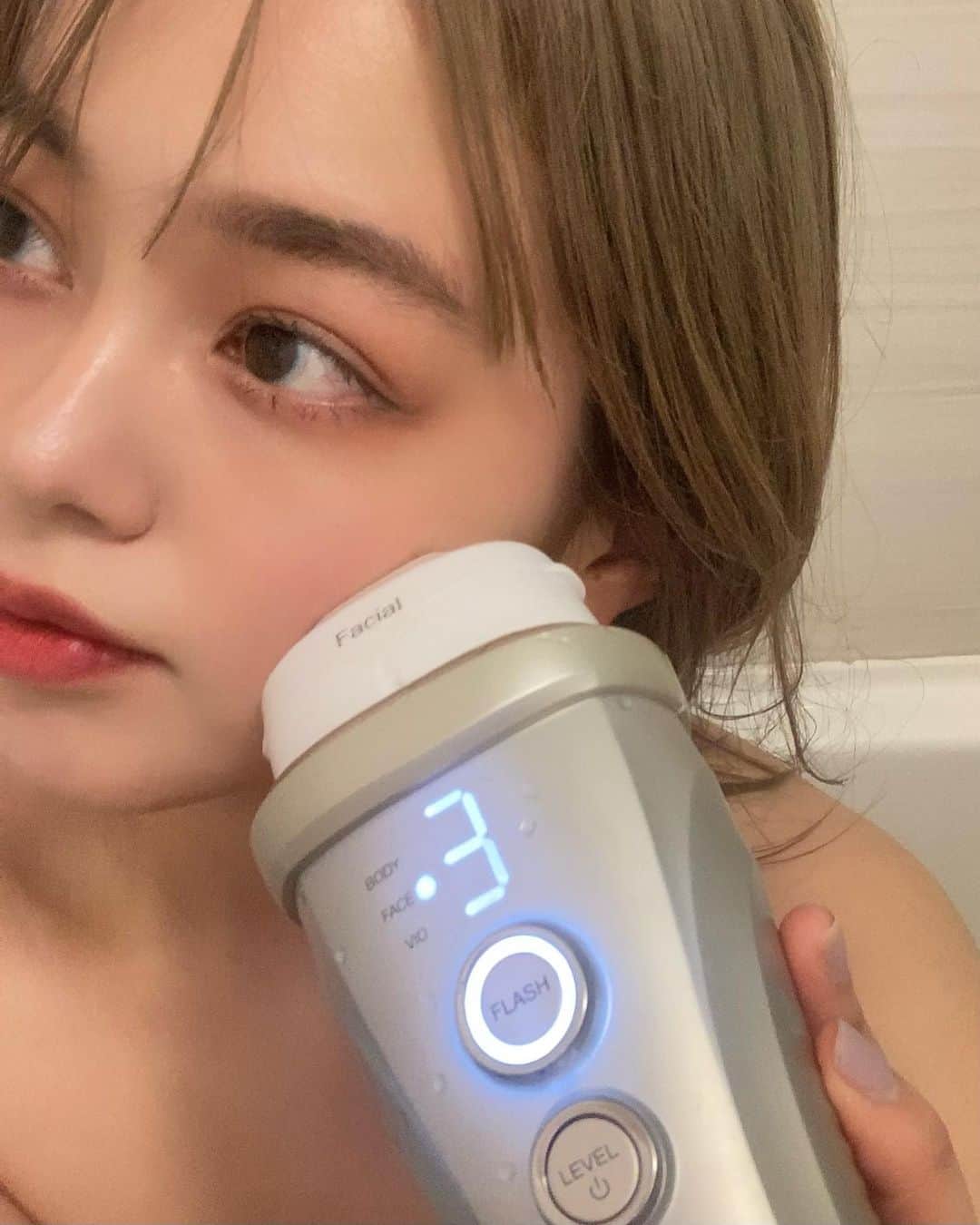 のインスタグラム：「@yaman.official の光美容機の最新モデル レイボーテ ヴィーナス ビューティープラスを 使わせていただいたので感想を。。  率直に一言で言うと、これすごいです、革命起きてます⚡️なんとお風呂で使えます。。。！  なにがすごいって、こういうホームケア製品、正直はじめだけ使って家で眠らせてしまいがちですが、、、これは日本初の防水(IPX7)仕様＆コードレス✨なので、お風呂に浸かりながら気軽に使えて、これなら私も使い続けられそうという希望です。。！  私はお風呂で映画を見たりなんだりとにかく長風呂なのですが、これがあれば、トリートメントやパックを置いてる間の、あの無の時間を無駄にすることなく、綺麗の為に使えます！  ヤーマンって、業務用脱毛器から家庭用光美容器まで、40年以上も日本人のムダ毛ケアを研究してきたからこその技術力で、とにかく”続けられる工夫”を盛り込んでいるのだそう。  ヤーマン製品、実は他にも色々持ってるんですが、、本当にさすがだと思います👏🏻  しかもエステサロンで使われるIPL方式を採用したプロも認める品質で、照射パワーも以前のものよりアップ。ヤーマン社員さんも自腹で購入しているという噂。  確かに、サロンで照射した時と同じにおい（タンパク質が熱に反応する時のあのかおり)がしたので、効果も期待大です。。！ 私は痛みもまったくなく、少し熱を感じる程度（個人差あり。レベルは調整できるよ）でした。  私はもうサロンに通うまでもないかな、、という部分や、人に見せるのは恥ずかしい部分を、人知れずケアできるのが有難いです。  付属のフェイシャルアタッチメントに付け替えれば、👨🏻の濃いヒゲにも低刺激でできるのでやってあげたいな。。  #ヤーマン #レイボーテ #レイボーテヴィーナスビューティープラス #光美容器 #PR」