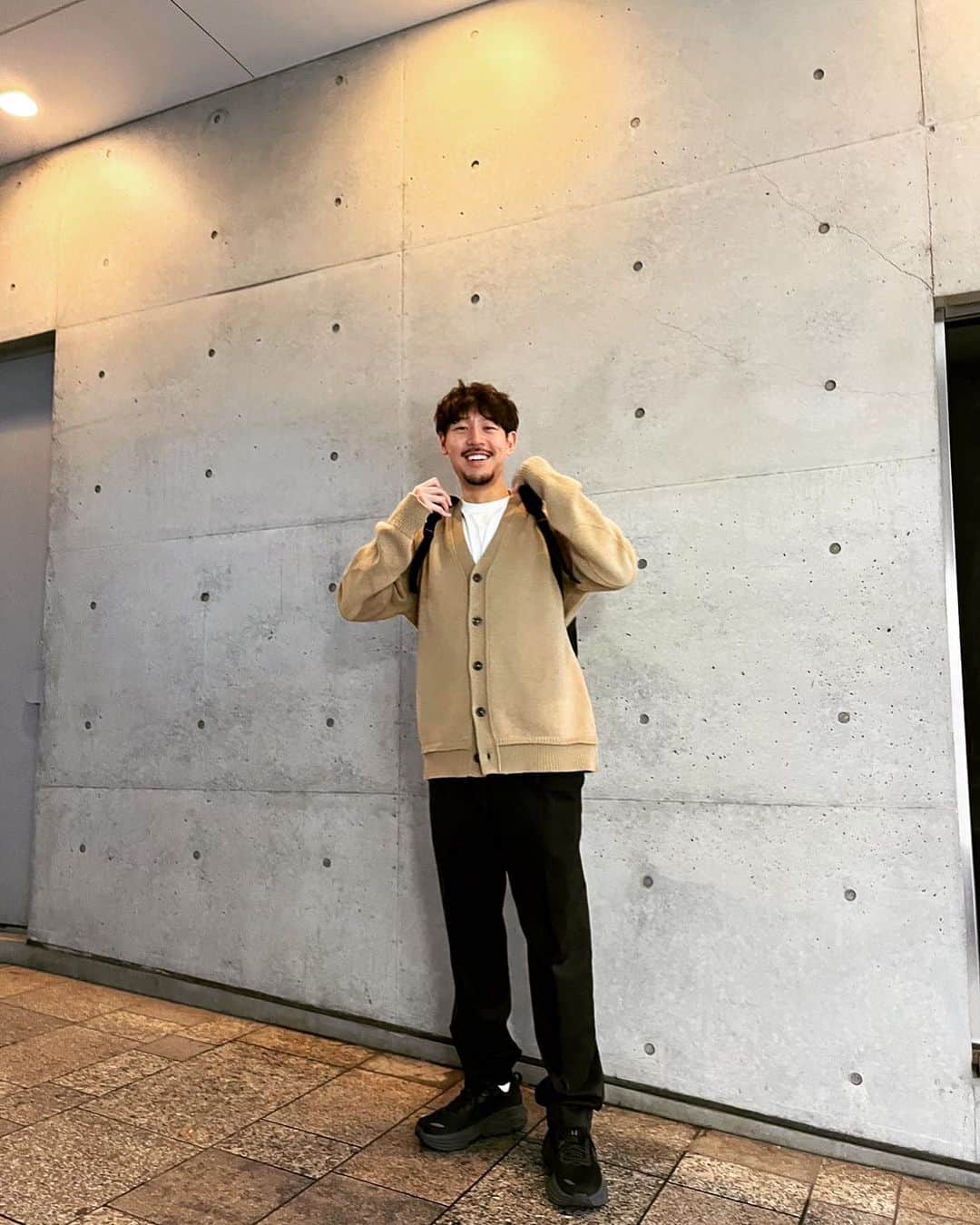 長谷川惠一のインスタグラム：「私服🤵🏻‍♂️  tops : @maisonmargiela  pants : @uniqlo  shoes : @hoka  bag : @ysl   この季節カーディガンはgood👍」