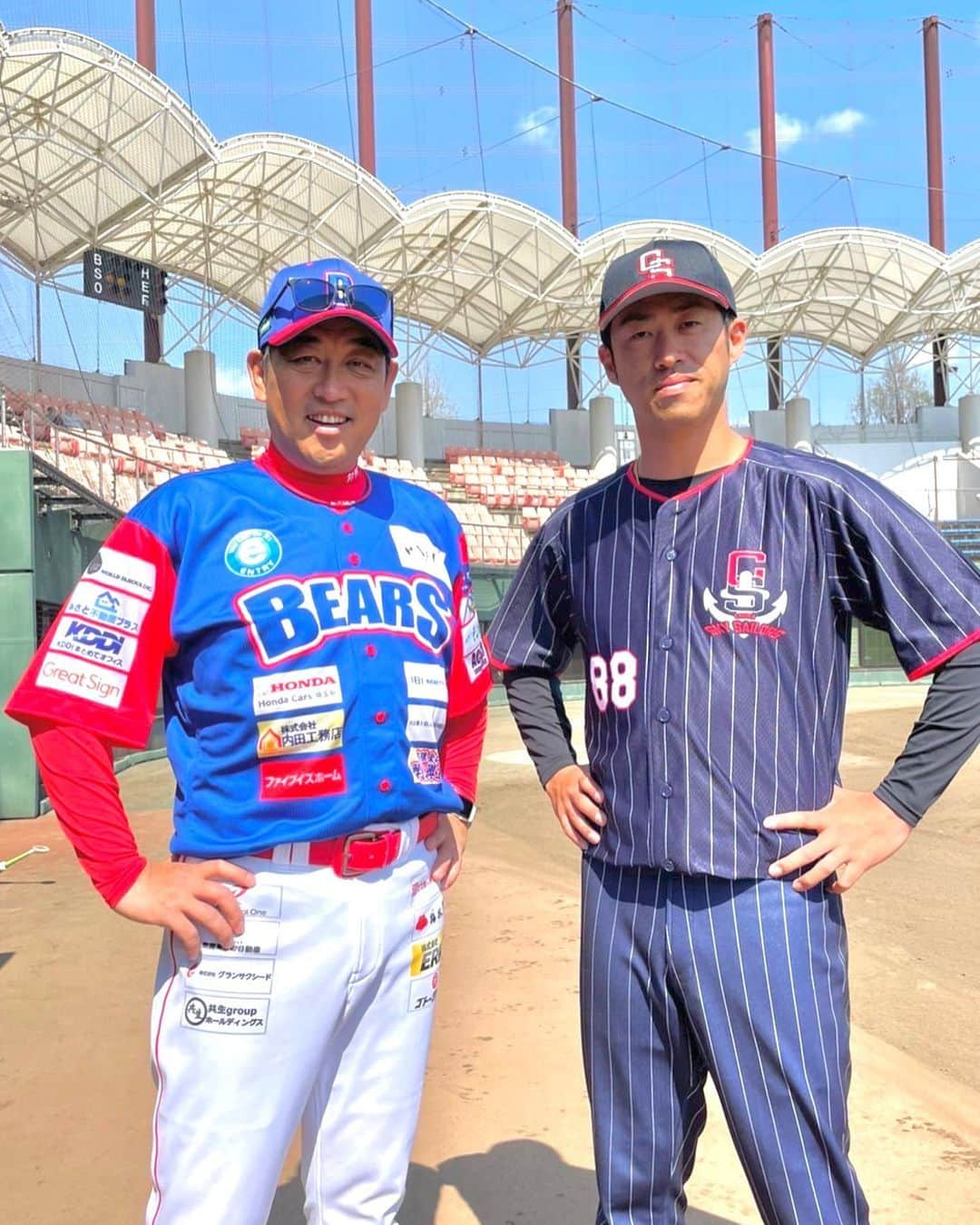 秋吉亮のインスタグラム：「今日は埼玉ヒートベアーズと試合でした☀️  大先輩の西崎さんにもお会いできました🤩✌️ 今日はありがとうございました💨  #秋吉亮 #西崎幸広 #千葉スカイセイラーズ #埼玉ヒートベアーズ #独立リーグ #プロ野球 #北海道日本ハムファイターズ #野球 #トレンディーエースチャンネル #youtube #youtubechannel」