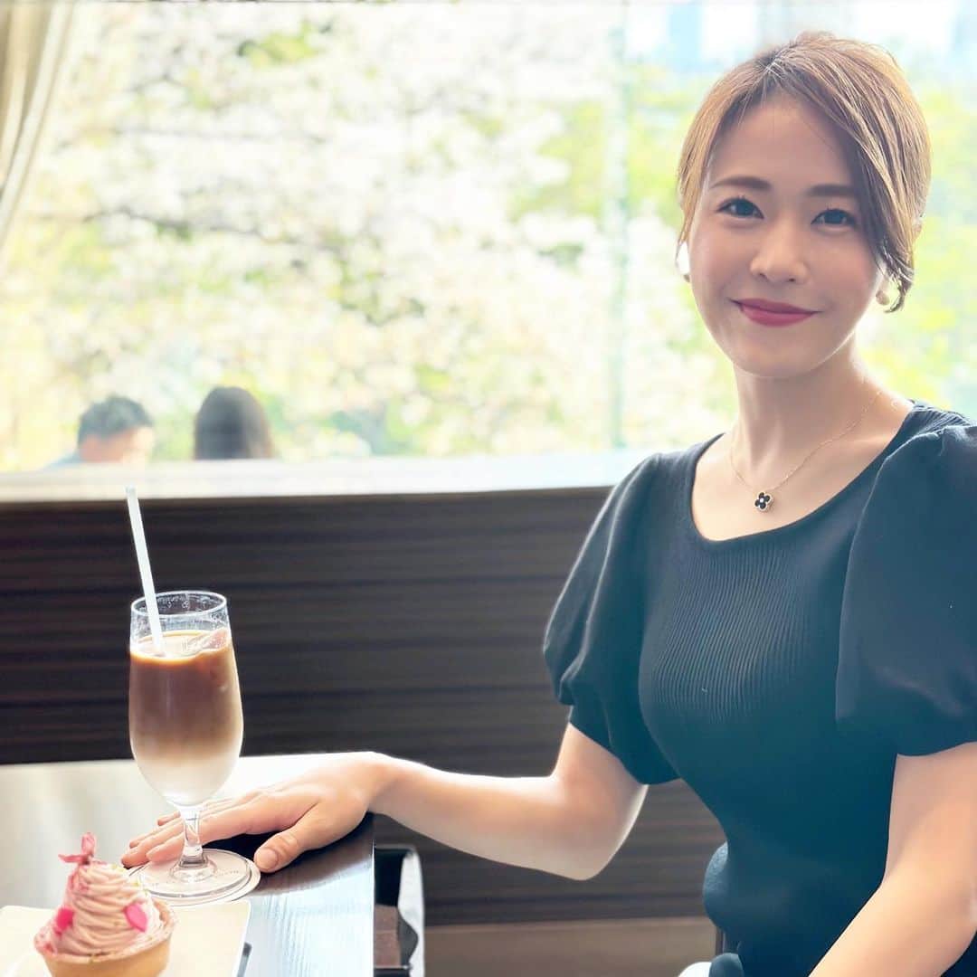 しろまっするのインスタグラム：「・ Cherry blossom season is here… Spring makes me so happy 💗  ちょうど席から桜が見れた🌸🌸🌸 スイーツは桜のモンブラン🌰  味は普通のモンブランが好きです🤭㊙️笑  #cherryblossoms #mejiro #chinzanso #tokyocafe #椿山荘  #桜スイーツ #しろまっする」