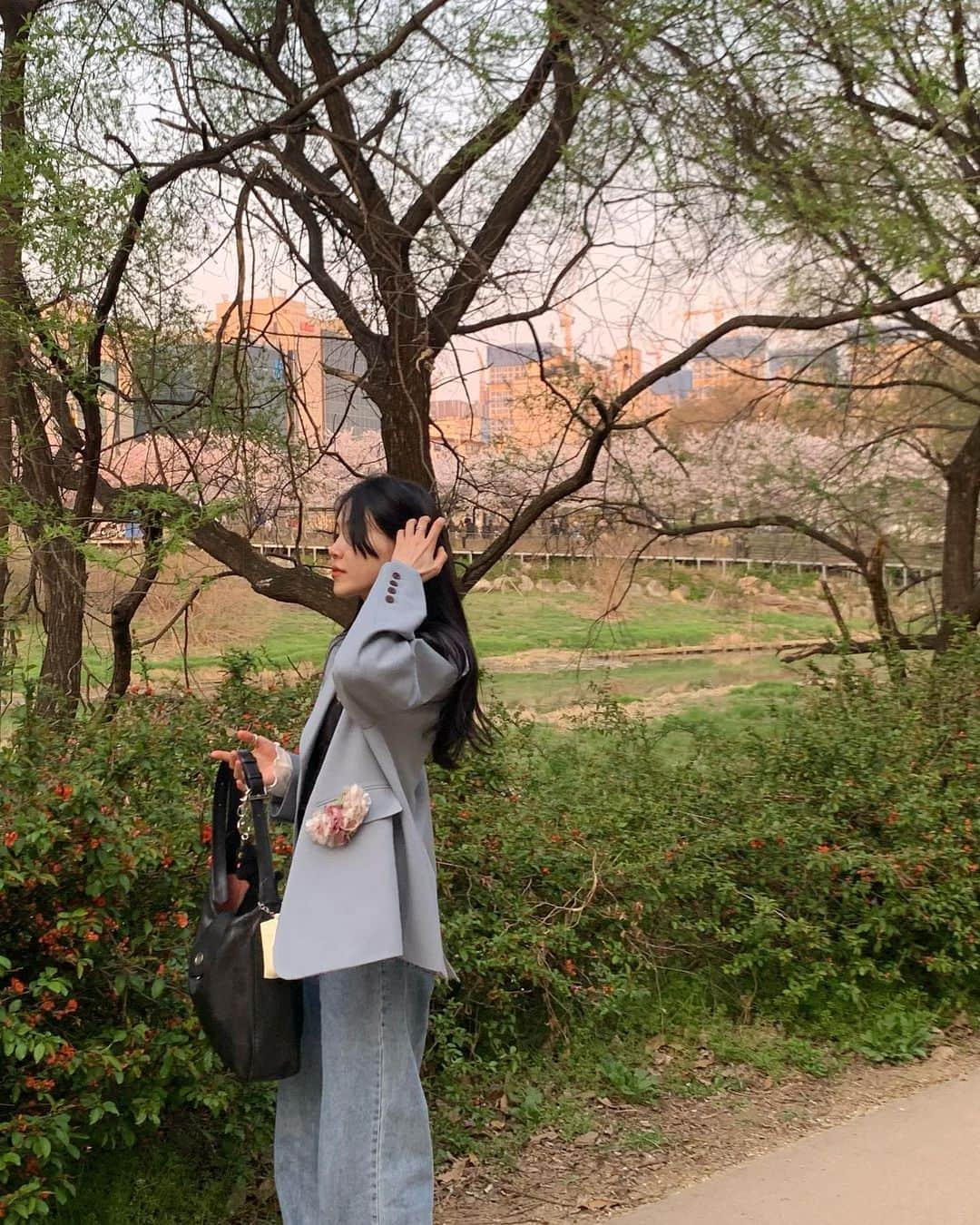 ロコさんのインスタグラム写真 - (ロコInstagram)「🌿아니,  언제 이렇게 계절이 변한거에요? 맨날 건물속에 있다가 나오니깐 너어무 좋다 🤍 이제 걷기좋은 날씨가 오나봐요  올해는 다시 할수있겠지 ....🏃🏻‍♀️🏃🏼‍♀️」4月3日 19時47分 - rocoforest