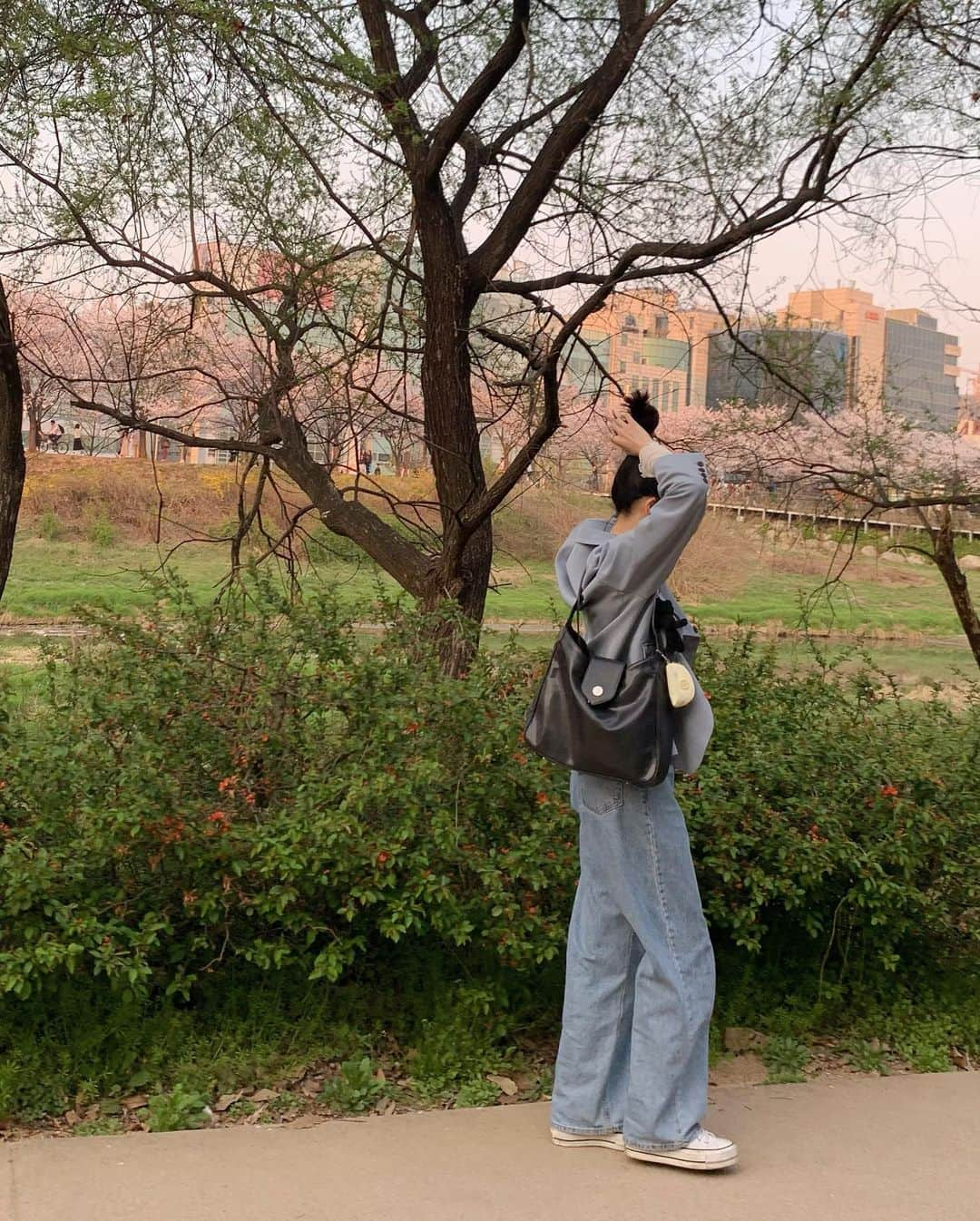 ロコさんのインスタグラム写真 - (ロコInstagram)「🌿아니,  언제 이렇게 계절이 변한거에요? 맨날 건물속에 있다가 나오니깐 너어무 좋다 🤍 이제 걷기좋은 날씨가 오나봐요  올해는 다시 할수있겠지 ....🏃🏻‍♀️🏃🏼‍♀️」4月3日 19時47分 - rocoforest