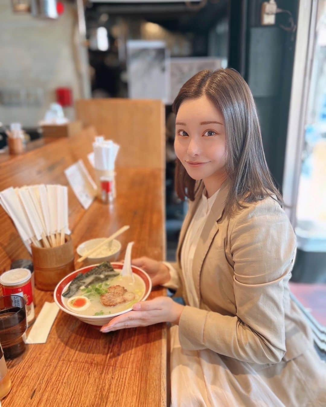 利咲さんのインスタグラム写真 - (利咲Instagram)「世田谷グルメご紹介🍜鮎ラーメン 【若林りさ｜世田谷区｜日本維新の会】  二子玉川にある鮎ラーメンさんです！ ちょっと前のお写真になりますが、本当に美味しいのでいつも並んでいるここ鮎ラーメン二子玉川本店へ この日は運良く入ることができました✨  お昼と夜とメニューが違うのですがお昼だったので、 しょうがそばを頂きました。  夜メニューの鮎が丸々一匹贅沢にのっている鮎ラーメンがとても美味しそうだったので、次は夜に伺いたいと思います🐟🍜  みなさまもおすすめの世田谷グルメ、ありましたらぜひ教えて下さい！  📍鮎ラーメン二子玉川本店 @ayuramen.official  東京都世田谷区玉川3-15-12 玉川３丁目マンション　１０２号 🚃田園都市線二子玉川駅徒歩6分  #リサリサグルメ #世田谷グルメ #せたがや #せたがやグルメ #世田谷区 #setagaya #setagayaku #田園都市線 #田園都市線グルメ #二子玉川 #二子玉川駅 #二子玉川グルメ #ラーメン #鮎ラーメン #鮎ラーメン二子玉川」4月3日 19時49分 - himeringo908