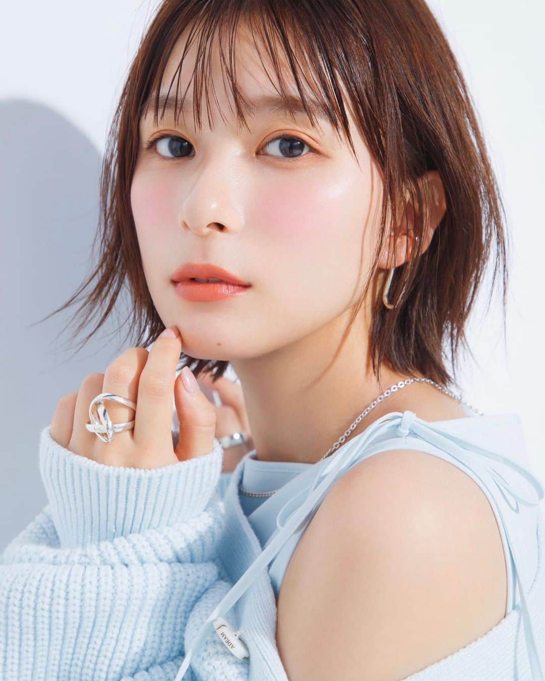 菊地泰久のインスタグラム：「@yoshinekyoko  @maquia.magazine  @alliepr_jp  @yukarihayashi  @ami_michihata  @yasuhisa_kikuchi   #芳根京子 #allie #maquia #菊地泰久 #yasuhisakikuchi #beauty #makeup #fashion #portrait #jewelry #gravure #shooting #photography #photographer #model #studio」