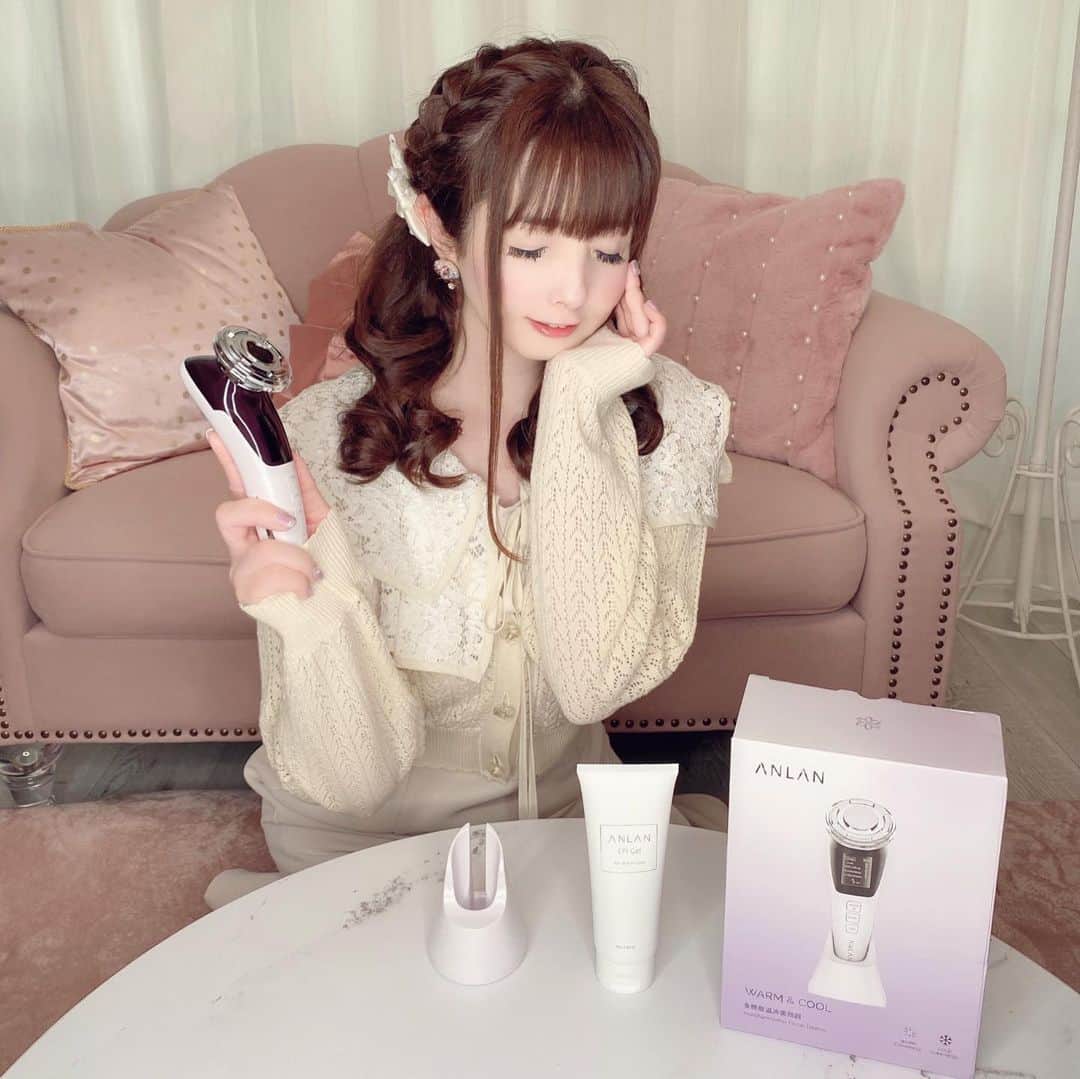 伊藤芽衣のインスタグラム：「@anlan_official_japan さまより ご提供いただき、 ⁡ 【ANLAN 温冷美顔器 日本製ジェルセット】 をお試しさせていただいています♡ ⁡ 肌の調子や季節に合わせて 38℃〜42℃の温熱と 6℃〜12℃の冷却の機能が❣️ ⁡ さらに EMS、2色光エステ、イオン導入、など この1台に多機能搭載♡ ⁡ めいは まいにち 自宅でケアしたいタイプなので、 ⁡ 美顔器もいくつか 持っているのだけど。 ⁡ これ1台で 気になる機能が すべて叶っちゃうのが すごい♡ ⁡ 撮影がある日は、 EMSでお顔をひきしめてから メイクしています♡ ⁡ 普段は主に シートマスクをして Moisturizingモードを 使用しているよ♡ ⁡ こんなにいろいろできるのに、 お値段もおてごろで コスパ◎です！ ⁡ ♡♡♡♡♡ ⁡ 4月1日-4月7日の期間ならさらに Qoo10 ANLAN公式店で 4月ビッグセール開催中です！ ⁡ 気になる方はぜひ チェックしてみてください♡ ⁡ ♡♡♡♡♡  ⁡ PR @anlan_official_japan さま ご提供ありがとうございました♡ ⁡ ⁡ #Qoo10メガポ  #ANLAN温冷美顔器 #ANLAN #温冷美顔器 #多機能美顔器  #ANLAN美顔器 #スキンケア #家庭用美顔器  #ems美顔器」