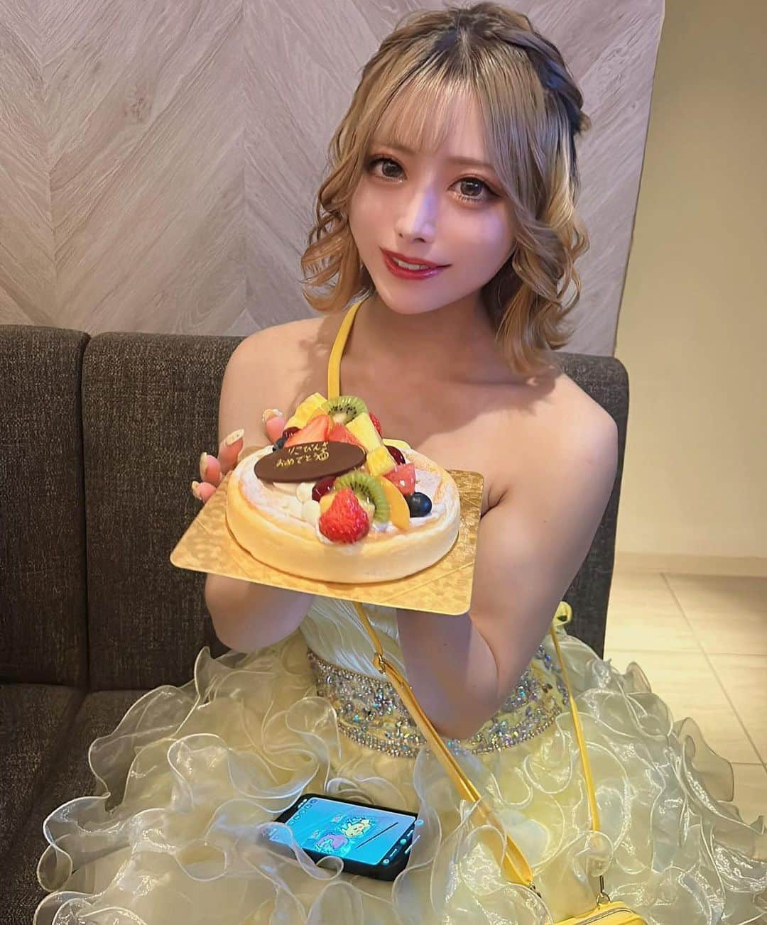 りこぴんさんのインスタグラム写真 - (りこぴんInstagram)「４月１日りこぴんバースデーパーティー  お越し頂きありがとうございました🎂  . .  初のイベント主催&初のバースデーパーティーでした。  周りの方からたくさんアドバイスや、予想されることなどを聞いて、開催までの準備期間は不安や緊張でいっぱいでした😭  大阪来て1年経ってないけど、たくさんの方に来てもらえて本当に良かったです‼️  お祝いにシャンパン開けてくれた方、乾杯してくれた方、プレゼント持ってきてくれた方、本当にありがとうございます🙇‍♀️❤️🍾🥂🎁  . .  今回の反省点は今後の勉強になりました。来年はもっと良いパーティー開きたいです⭐️  . .  お店のスタッフの皆さん、とねさん、手伝って頂きありがとうございました😊  #バースデー #バースデーイベント #バースデーパーティー #オリシャン #ピカチュウオリシャン #シャンパン #誕生日プレゼント #誕生日ケーキ #大阪ミナミ #ミナミバー #シーシャバー #ミナミシーシャ #大阪シーシャ」4月3日 19時52分 - rikopingram_t